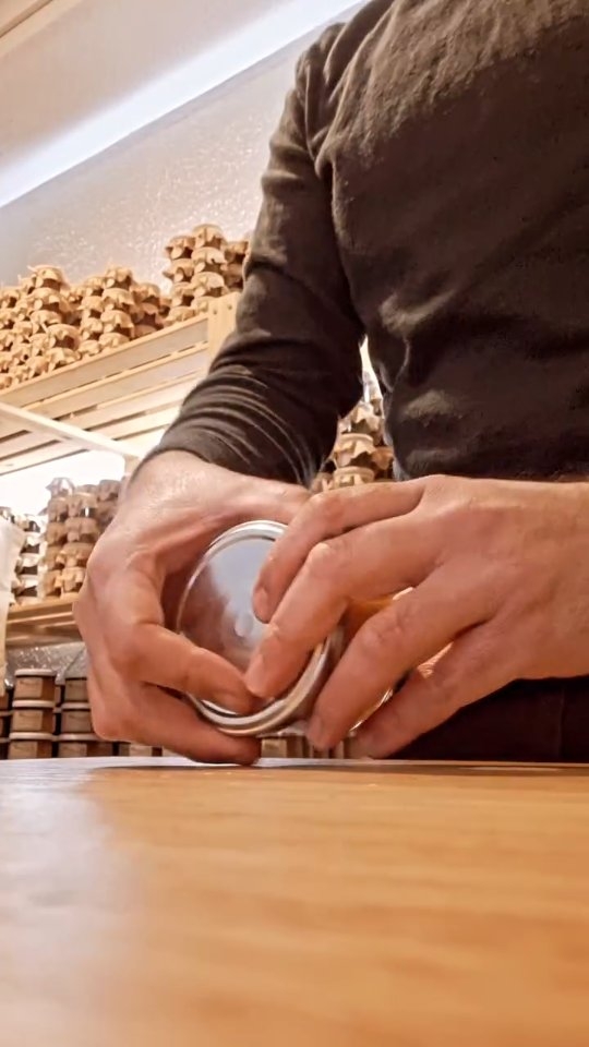 Le soleil de Sicile s'invite à votre table ce matin. 🍊
Regardez cette couleur... On étiquette aujourd'hui notre grand classique : l'Orange de Sicile. Ce qui fait la différence ? Une recette avec 80% de fruits pour retrouver le vrai goût de l'agrume, sans l'excès de sucre. Juste l'essentiel, du fruit et du savoir-faire.
Et vous, plutôt tartine beurrée ou yaourt grec pour accompagner ça ? ☕️
.
.
.
.
#benedettoconfituresatypiques
#weekend
#jam
#food
#paris
