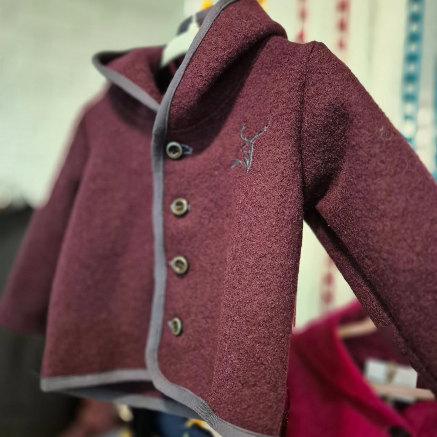 Walkjacken, perfekt für die Kleinen. Auch die Großen sind davon begeistert.
Natürlich ungefüttert und somit herrlich Temperaturausgleichend!!
.
.
#walkjacke
#trachten
#bonn
#handgemacht
#trachtenschneiderei