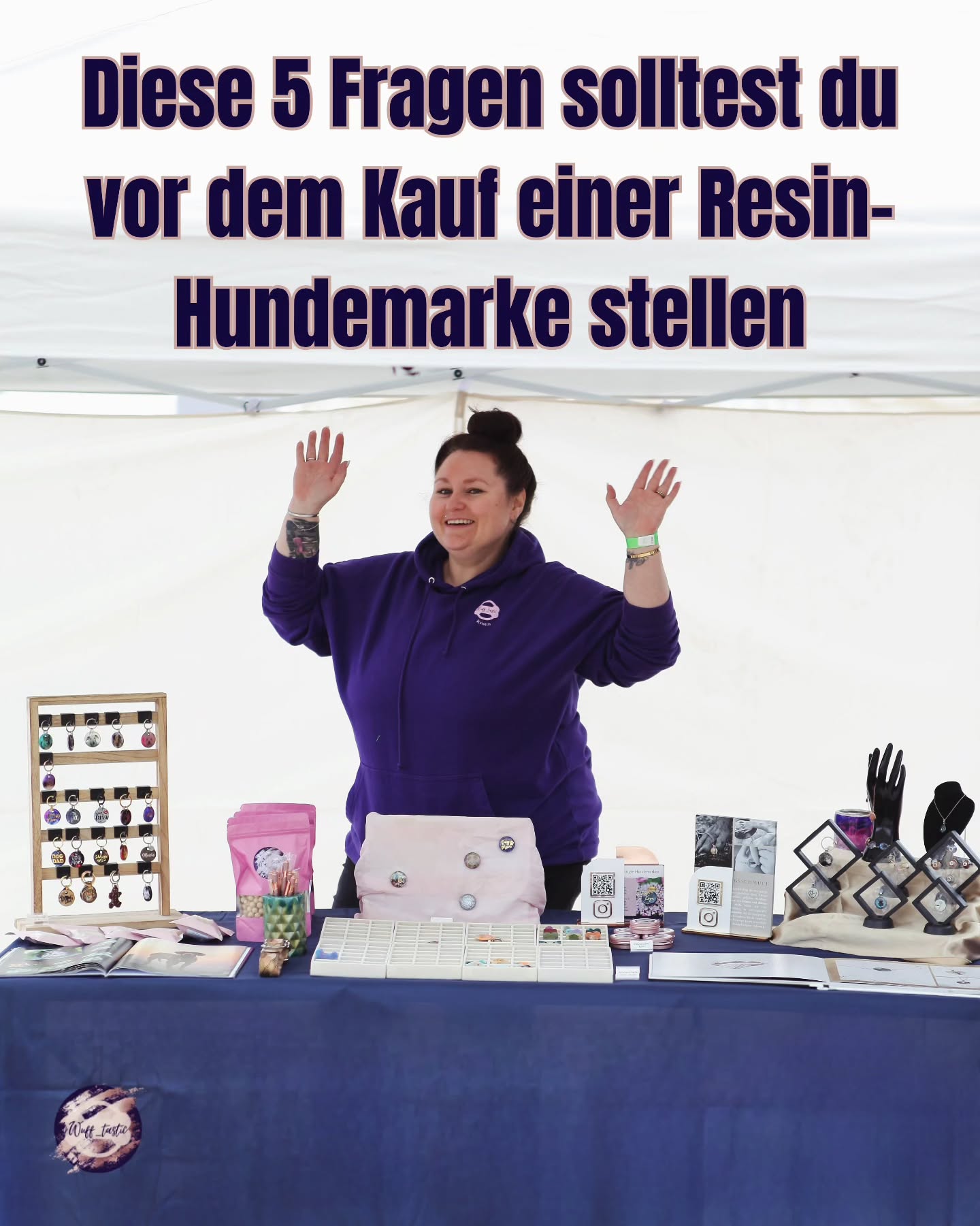 Viele Hundemarken sehen auf den ersten Blick wunderschön aus.
Die wichtigen Unterschiede erkennt man oft erst später.
Wenn du dir eine Hundemarke kaufen möchtest, frag ruhig nach diesen Punkten:
1. Hat das Material UV-Schutz?
Sonnenlicht kann Oberflächen mit der Zeit verändern. UV-stabilisierte Systeme sind ein wichtiger Faktor für Langlebigkeit.
2. Aus welchem Harz besteht die Marke?
Epoxidharz und UV-Resin sind unterschiedliche Systeme – entscheidend ist, ob das gewählte Material zur Nutzung passt.
3. Wurde ein einheitlicher Aufbau verwendet?
Ungeeignete Kombinationen verschiedener Harzsysteme können langfristig zu Haftungsproblemen führen.
4. Ist die Marke für den Alltag gemacht?
Bewegung, Wasser, Reibung und Temperaturschwankungen gehören zum echten Hundeleben.
5. Wird nur das Design gezeigt oder auch die Qualität erklärt? Wer Haltbarkeit ernst nimmt, kann meist auch etwas dazu sagen.
Auf den ersten Blick sehen viele Marken ähnlich aus.
Im Alltag zeigt sich oft der echte Unterschied.
👉 Genau deshalb achte ich bei meinen Marken nicht nur auf Optik, sondern auch auf einen durchdachten Aufbau.
💾 Bevor du die nächste Hundemarke bestellst: speicher dir diesen Beitrag.