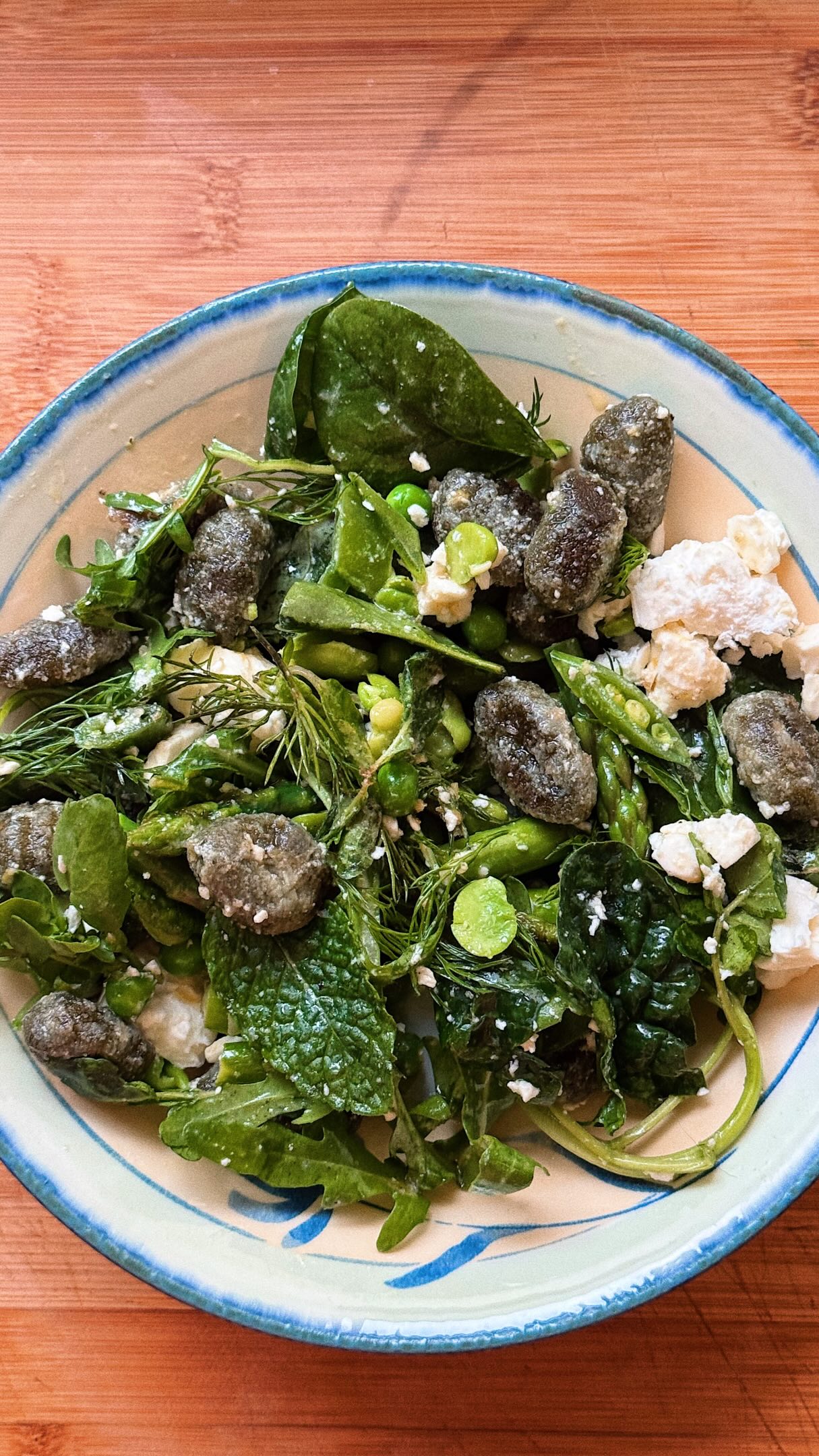 Warm Gnocchi Salads - Episode One.
Green Spring Salad with Spinach Gnocchi🌳
A veggie-packed salad with a citrus kick, this dish is perfect for an early Spring barbecue or a light midweek meal. Recipe from @izziemcox
Serves 3
250g Sunny & Luna spinach gnocchi
3 tbsp extra virgin olive oil
200g asparagus, trimmed and cut into 2cm pieces
100g sugar snap peas, finely sliced
50g frozen broad beans, defrosted and podded
50g frozen peas, defrosted
50g rocket or watercress
10g fresh dill, roughly chopped
10g fresh mint, leaves picked
10g fresh basil, leaves picked
200g feta, crumbled
1 lemon, zest and juice
1 tsp Dijon mustard
1 tsp honey
sea salt and freshly ground black pepper
Heat 1 tablespoon of the olive oil in a frying pan over a medium heat, add the gnocchi and fry for 6 minutes until crispy. Transfer to a large bowl.
Add the asparagus to the same pan and turn the heat up to high, cook for 4 minutes until soft and charred. Transfer to the bowl along with the sugar snap peas, broad beans, peas, watercress, most of the herbs and half of the feta.
In a small bowl, whisk together the remaining olive oil, lemon zest and juice, mustard, honey and plenty of salt and pepper.
Pour over the salad and toss to combine. Transfer to a platter and top with the remaining herbs and feta.
Enjoy!