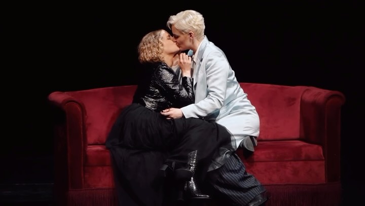 I cannot wait to be back in Octavianās pants this Sunday š©µ12.04
Here from Der Rosenkavalier our Schlussduet
with the gorgeous soprano @theresaimmerzā¦
One of the most breathtaking moments in all opera history.
And check out my YouTube channel for the full duet.
Regie @andreaschwalbach
Theater und Orchester Heidelberg
#derrosenkavalier #opera #mezzosoprano