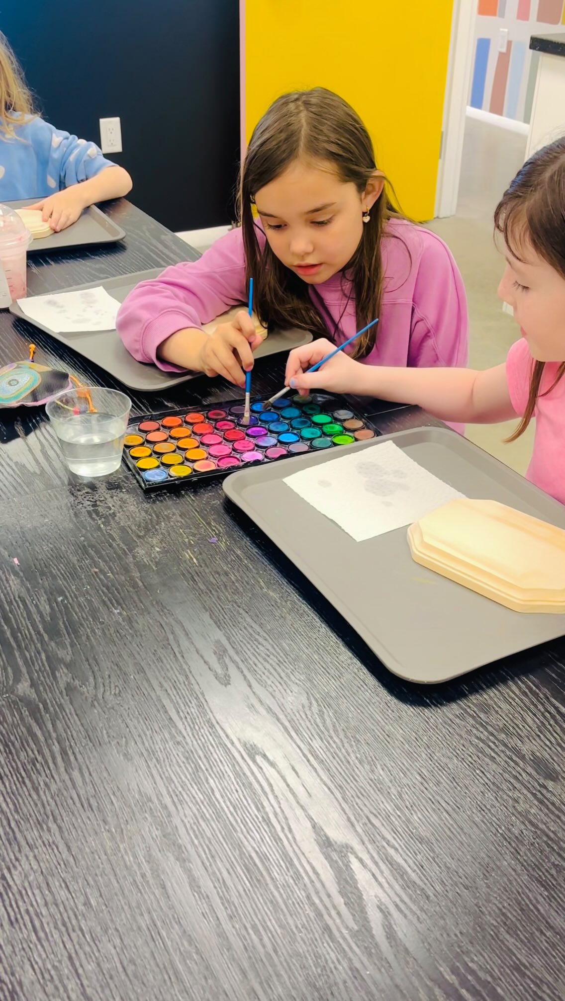 DabbleLab classes are in session 🤓💖 We are thrilled to have our students back in the classroom. If you are looking for an after school activity that promises creativity, amazing projects, and endless fun, sign up for our spring session today!
This week, we created these gorgeous butterfly designs in honor of Earth Day. Stay tuned for more creative fun for all ages and highlights from all of our activities here at the DabbleLab 🦋💫 #MocoMd
#bethesdamd #artclasses #craftstudio