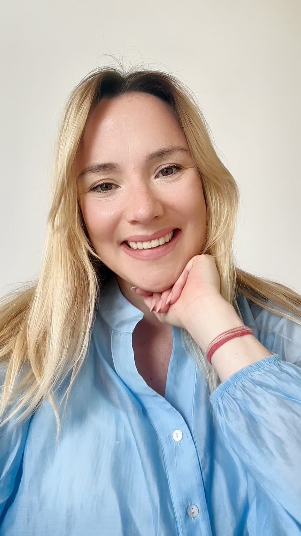 Negli ultimi anni ho iniziato a vedere connessioni sempre più profonde tra ciò che sta accadendo nel mondo e ciò che è stato scritto migliaia di anni fa nei testi dell’Antica Filosofia Indiana 🪐
Parole come Samsara, cicli, coscienza, realtà
non sono concetti astratti…
🗝️ Sono chiavi.
Strumenti per leggere ciò che stiamo vivendo oggi.
Perché il mondo sembra così confuso?
Perché tutto appare ciclico?
Perché a volte sembra quasi una costruzione?
Sempre più persone stanno iniziando a percepire che non possiamo più restare in superficie, che è necessario andare più a fondo.
Per questo sto preparando qualcosa di completamente nuovo:
📖 Un nuovo libro
🎤 Conferenze dal vivo
🎶 Eventi ed esperienze reali vissute insieme in presenza
Tutto con un unico obiettivo: provare a comprendere davvero dove siamo, cosa sta accadendo… e perché.
💌 Visitando il mio sito www.theacrudi.com troverai in fondo alla pagina la possibilità di iscriverti alla newsletter, per ricevere via mail riflessioni, pratiche e restare aggiornata/o su tutte le novità!
💬 Oppure commenta con “Mantraletter” per ricevere in dm il link per iscriverti alla newsletter!
Ti auguro una splendida giornata 💖
#newsletter #eventi #spiritualità #crescitapersonale #yogaitalia