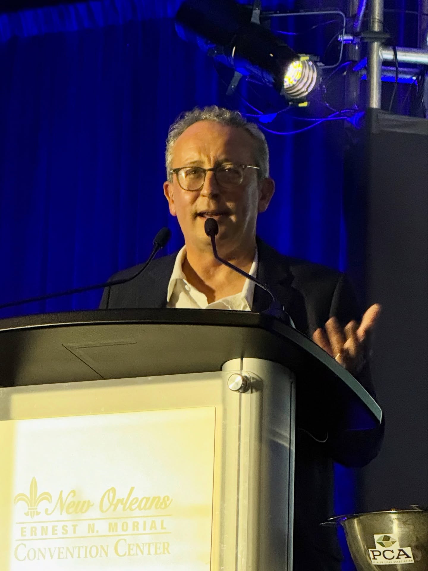 Cheers to our great friend @nick_hammond_writer on his latest lap ‘Around the World’ 📚, this time in partnership with @pca1933 for his American adventures. 🇬🇧🇺🇸
#nickhammond #aroundtheworldin80cigars