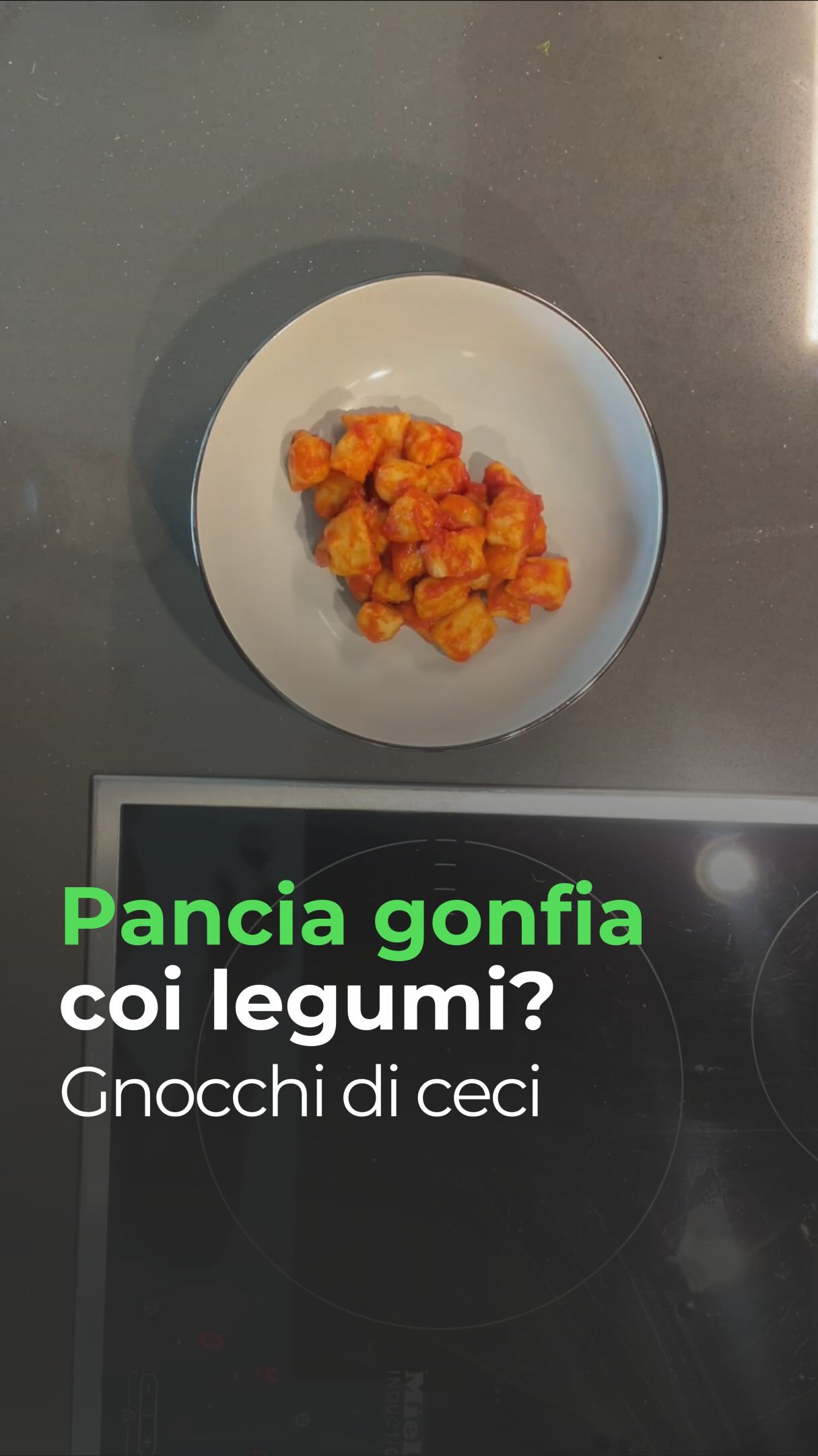 Gnocchi proteici, bilanciati, gustosi e pure vegetali 🌱
Con solo 2 ingredienti 😎
Ecco le dosi per una porzione standard* per un pranzo o una cena bilanciati tra carboidrati, proteine e grassi:
150g di ceci cotti (o una scatoletta piccola)
30g di farina
Frulla i ceci, aggiungi farina, impasta fino a ottenere un panetto, fai due filoni, tagliali in piccoli rettangoli e cuoci in acqua bollente salata per qualche minuto, fino a quando vengono a galla.
Fatti ✨
*porzione standard: va bene per molti ma non per altrettanti. Potrebbe essere troppa o troppo poca. Dipende dal tuo fabbisogno e obiettivi 🥰