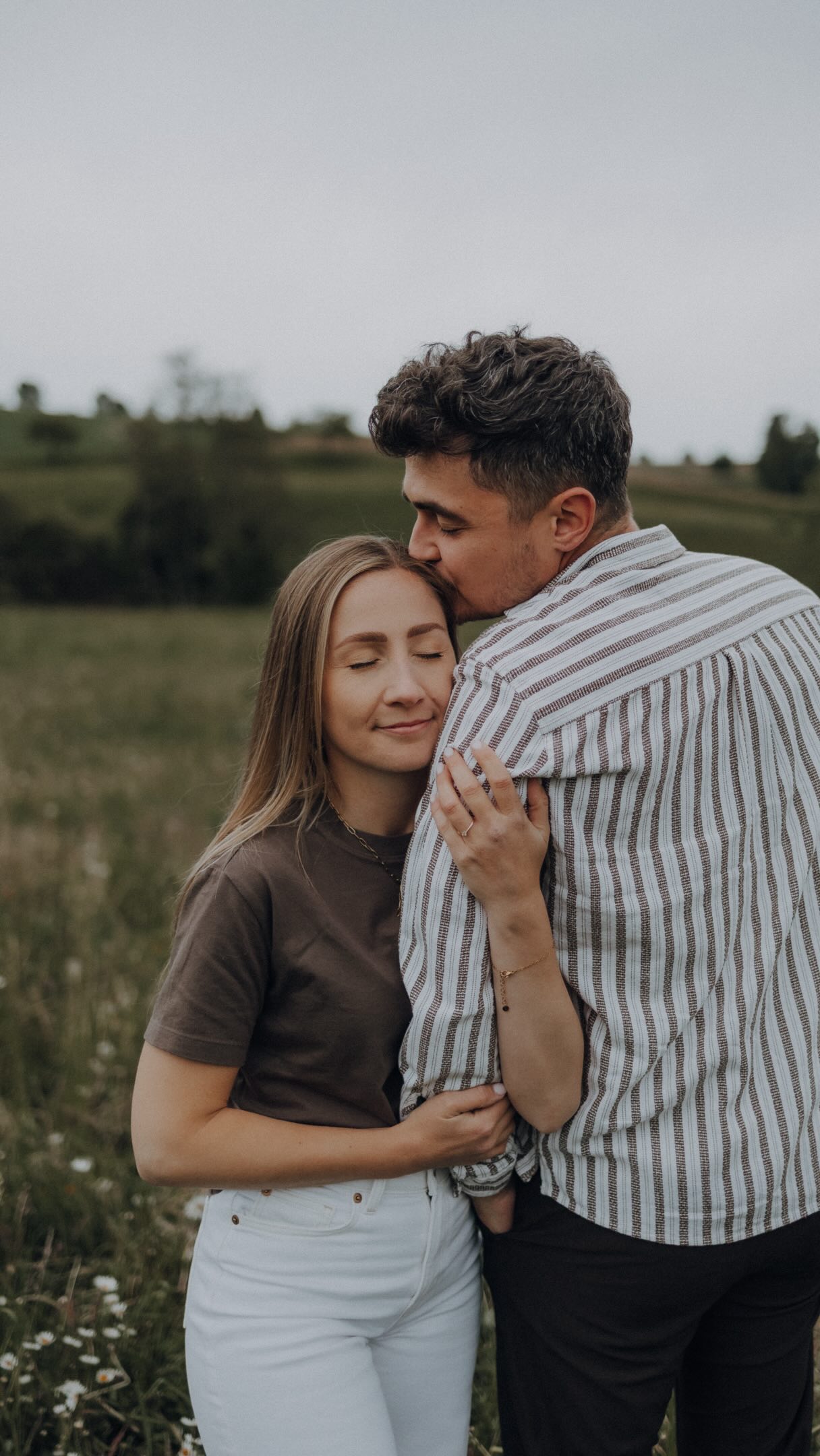 Für mich sind Kennenlern-Shootings nicht einfach nur Fotos.
Es sind die ersten gemeinsamen Momente, das erste Vertrauen, das erste richtige Ankommen miteinander.
Denn ich begleite an einer Hochzeit nicht einfach nur ein Brautpaar mit meiner Kamera, ich darf Teil von etwas unglaublich Emotionalem und Echtem sein. Und genau diese Verbindung bedeutet mir alles. ✨