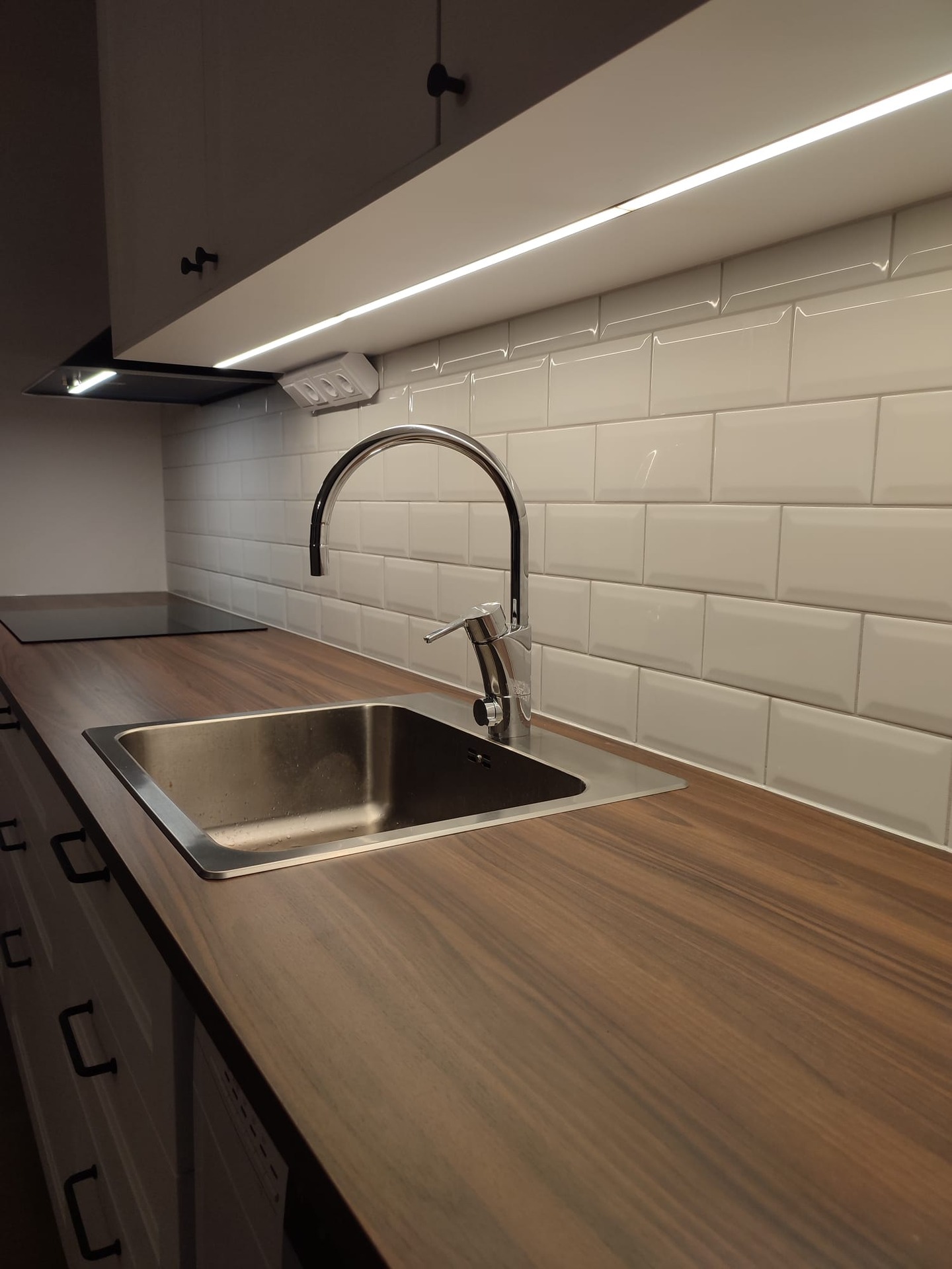 I detta projekt i Bunkeflostrand har vi på Öresunds Byggentreprenad utfört en komplett renovering med fokus på kvalitet och helhetslösningar.
Arbetet omfattade:
- Montering av IKEA-kök
- Golvläggning
- Bredspackling av väggar och tak
- Målning
- Elarbeten
#byggbunkeflo #bunkeflorenovering #bygg #renovering #köksrenovering #badrumsrenovering