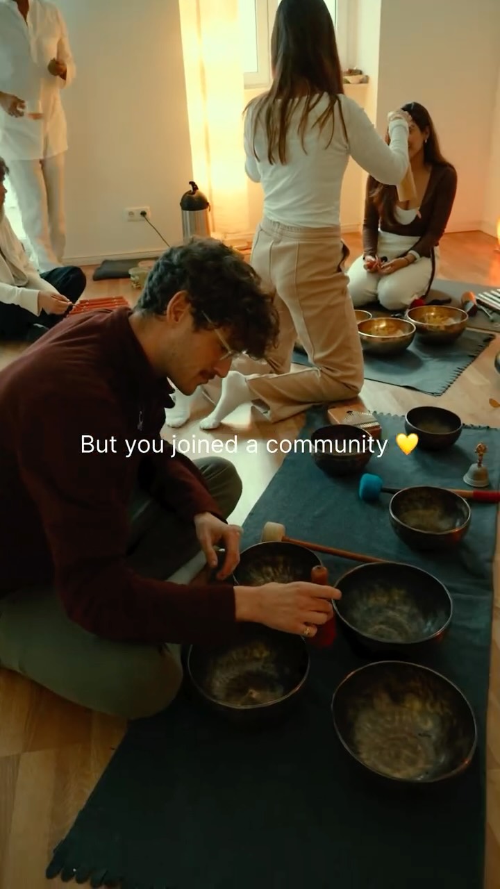 You thought you were joining a yoga studio…
but you actually joined a community 🤍
Familiar faces, shared smiles, growing together every day 💛
Big thank you to our students & teachers for making this space feel like home ☀️
Ready to be a part of it?
Join us through our monthly membership , link in bio
#yogastudio #yogastudioberlin #yogaberlin #berlinyoga #yogicescape