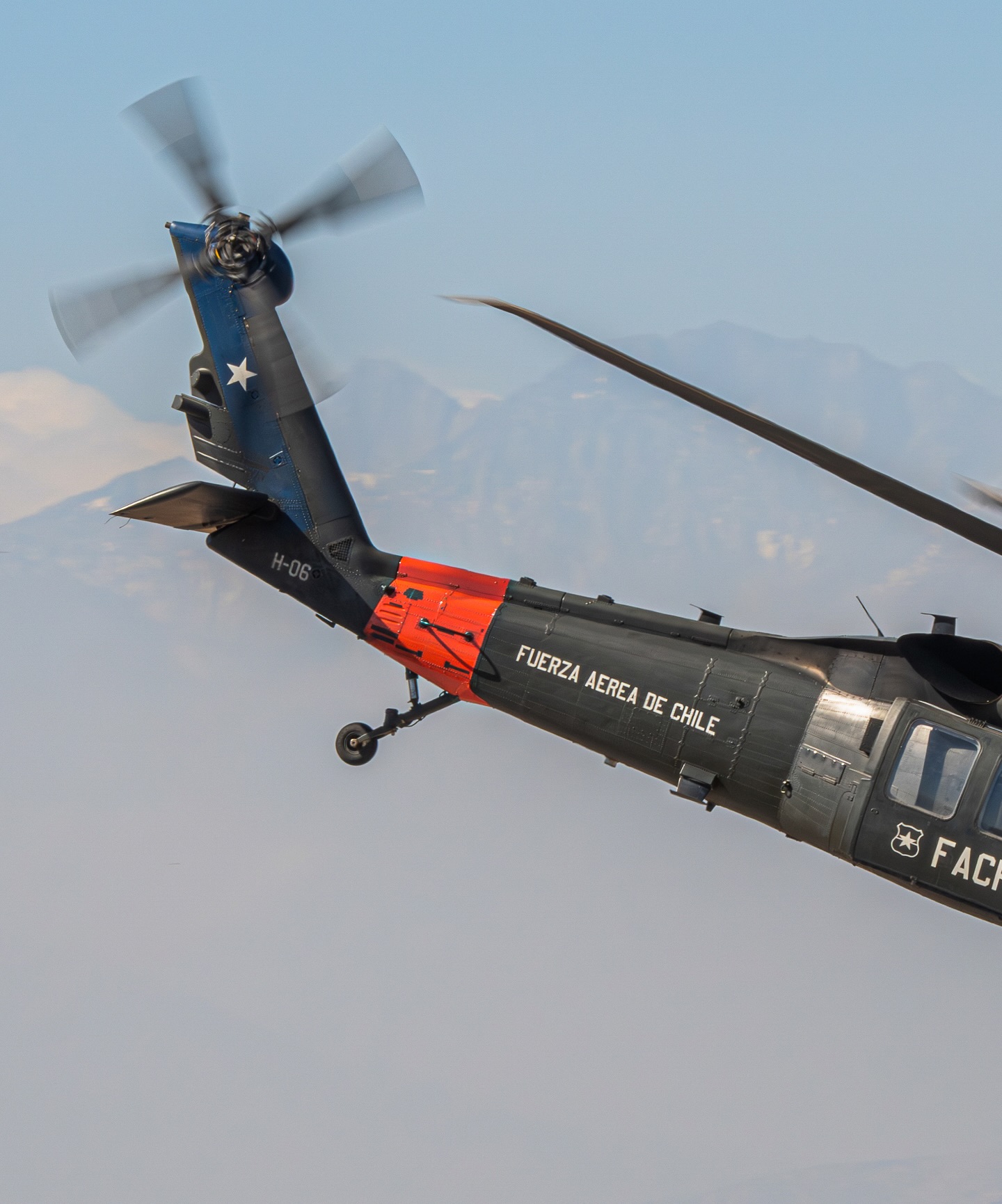 MH-60M Blach Hawk “H-06” da Fuerza Aérea de Chile voando durante a FIDAE 2026.
#blackhawk #fidae #chile #aviationphotography