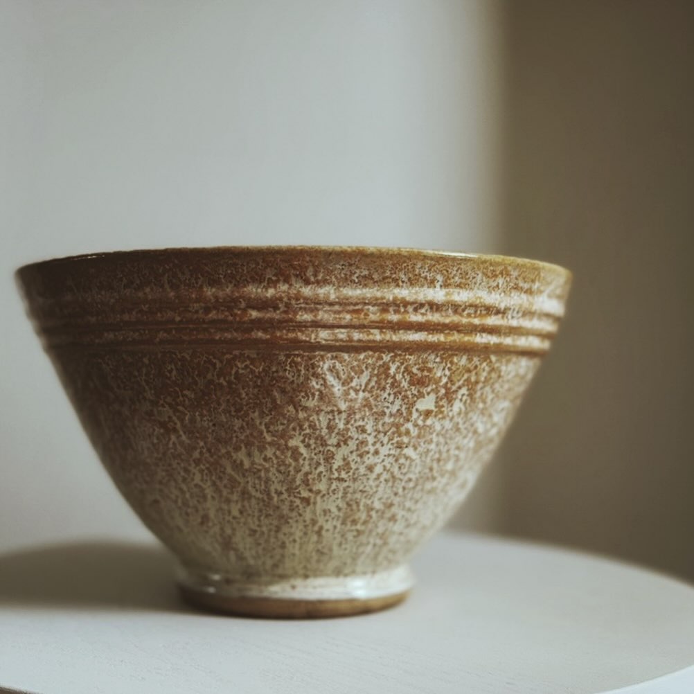 There’s a quiet confidence to pieces that don’t demand attention, and instead wait to be discovered.
This Ezra Dearing Dearston bowl is one of them. Its warm, softly layered glaze reveals itself slowly, the surface shifting with the light in a way that feels almost elemental.
It’s this unassuming presence that draws you in - inviting a closer look, and a quieter kind of appreciation.
I imagine it in a room that unfolds over time, where everything is held with restraint and quiet elegance.
Pieces like this can be sourced through my collections. Enquiries always welcome.
Kimber x
#heritageinteriors #antiquedecor #decorativeantiques #timelessinteriors #slowinteriors
