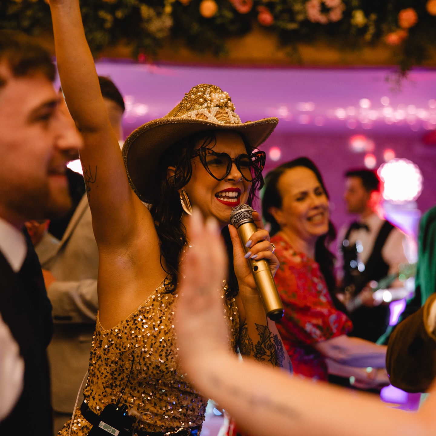 Hannah & Finlay what a dream day! We’re so honoured to have partied with you! Same again soon? 👀 😂 we just can’t get enough! 💃🕺🪩🥂
@courtneylouisephotography
@plannedforperfection
@epiccaterersuk
@lauracrockettcelebrants
@weddingcreationsuk
@cakedaydreams
@kingscotebarn
#weddingband #weddingmusic #weddingmusician #functionband #partyband