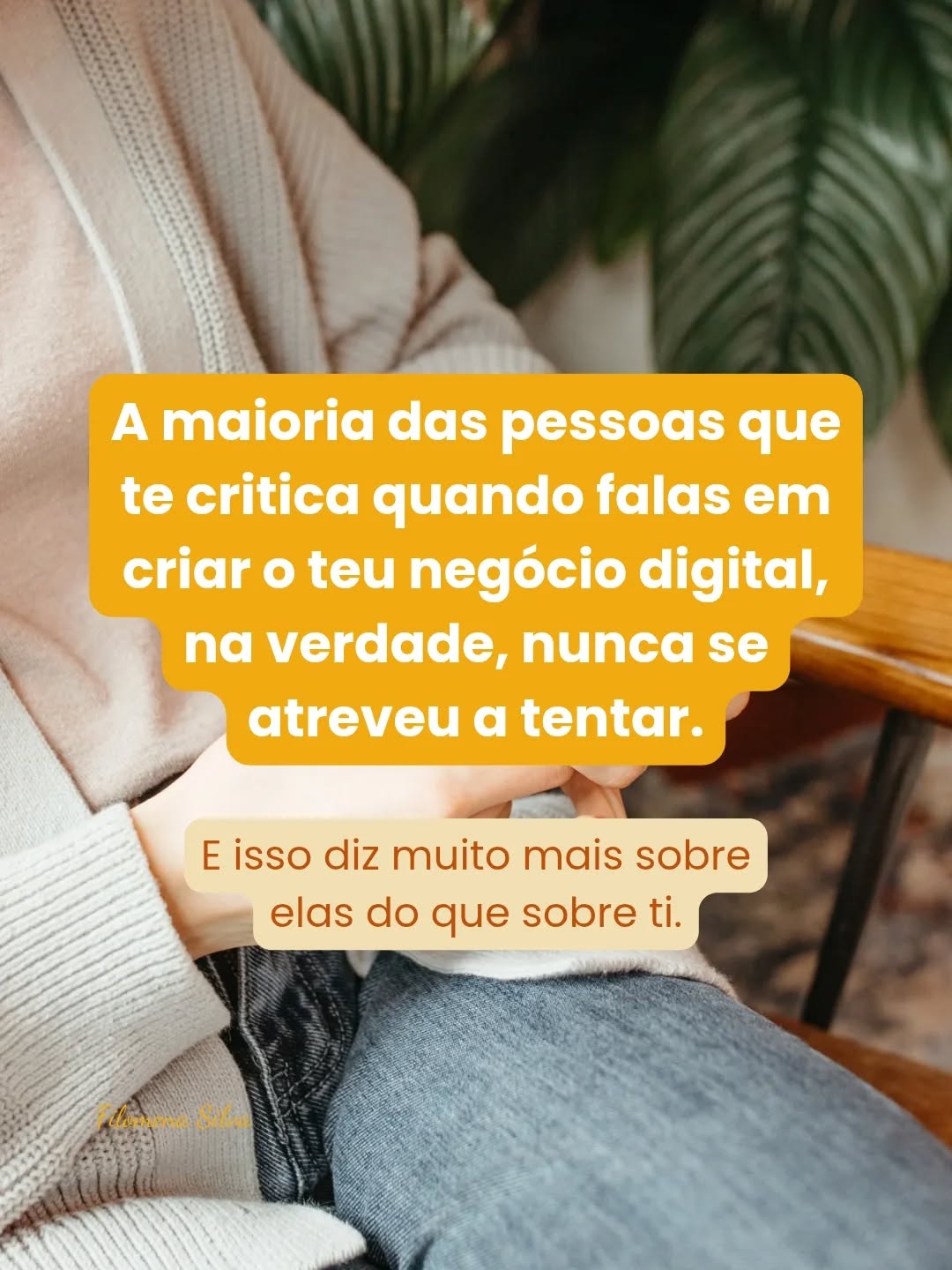 Há uma coisa curiosa que acontece quando começas a falar sobre criar o teu negócio digital.
🤔 Nem toda a gente vai compreender.
🤔 Algumas pessoas vão apoiar.
🤔 Outras vão questionar.
🤔 E há aquelas que vão desvalorizar a tua iniciativa, quase automaticamente.
“Isso não é seguro.”
“Isso não é um trabalho a sério.”
“Isso não vai resultar.”
E, na maioria das vezes, estas opiniões vêm de uma experiência que nunca foi vivida.
😬 De coisas que nunca tentaram.
😬 De decisões que nunca tiveram coragem de tomar.
😬 De caminhos que nunca exploraram sequer.
E isso muda completamente a forma como deves interpretar essas palavras.
☝️ Nem toda a crítica ou opinião é sobre ti. Muitas vezes, é sobre os limites de quem profere essas palavras.
🧐 Criar um negócio digital exige visão. Mas também exige uma coisa ainda mais difícil: não absorver dúvidas que não são tuas.
💛 Não precisas de justificar o teu caminho a quem não o está a construir.
Precisas é de o continuar a criar com consistência.
Se isto te fez pensar… diz-me nos comentários.👇