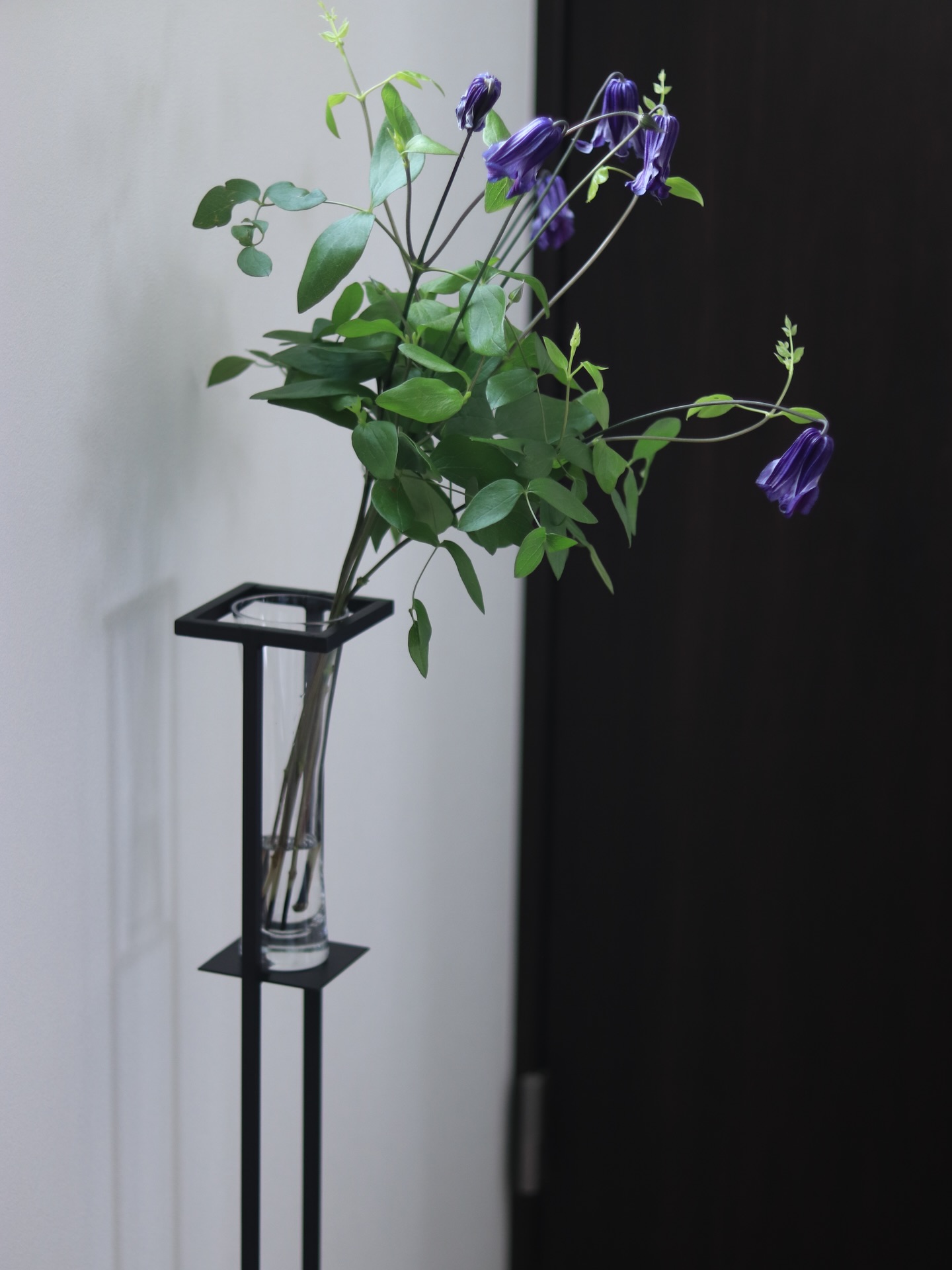 【あったらいいながカタチになりました】
@scrap_iron_works さんにお願いして
・一輪よりもう少したくさんのお花を高い位置に飾りたい
・スタンド花みたいに仰々しくなくシンプルに、ささやかになるように
・花が宙に浮いているみたいに見えるといい
・どんな場所にも置けるよう立ち姿薄め
そんなわがままで贅沢な花台を作ってもらいました。
めちゃいい!
これは近々オリジナル商品として販売を予定しています。
アマランサスを垂らして飾りたい