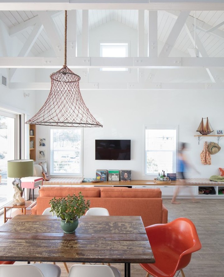 Exposed trusses create expansive ceilings at the Surof House 🧡
📸@rgammaphoto