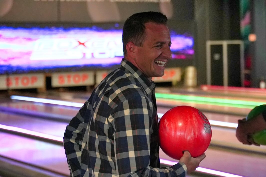 Am Donnerstag, 9. April 2026, erlebte der Donnerstag Club Oberaargau im Bowling Center des Meilenstein in Langenthal einen rundum gelungenen und geselligen Abend 🎳
Nach der Begrüssung durch Lorenzo Baruzzo (VRP Meilenstein) und spannenden Einblicken ins Haus traten 30 Teilnehmende auf sechs Bahnen in zwei Runden gegeneinander an.
Am Ende durften sich die Besten über tolle Preise freuen.
Ein herzliches Dankeschön an das Meilenstein für das feine Essen und die TOP Organisation sowie an das engagierte Team des Bowling Centers für die grossartige Betreuung.
Auch im nächsten Jahr heisst es wieder: Mitmachen und Spass haben, wir freuen uns 2027 auf bekannte und neue Gesichter!