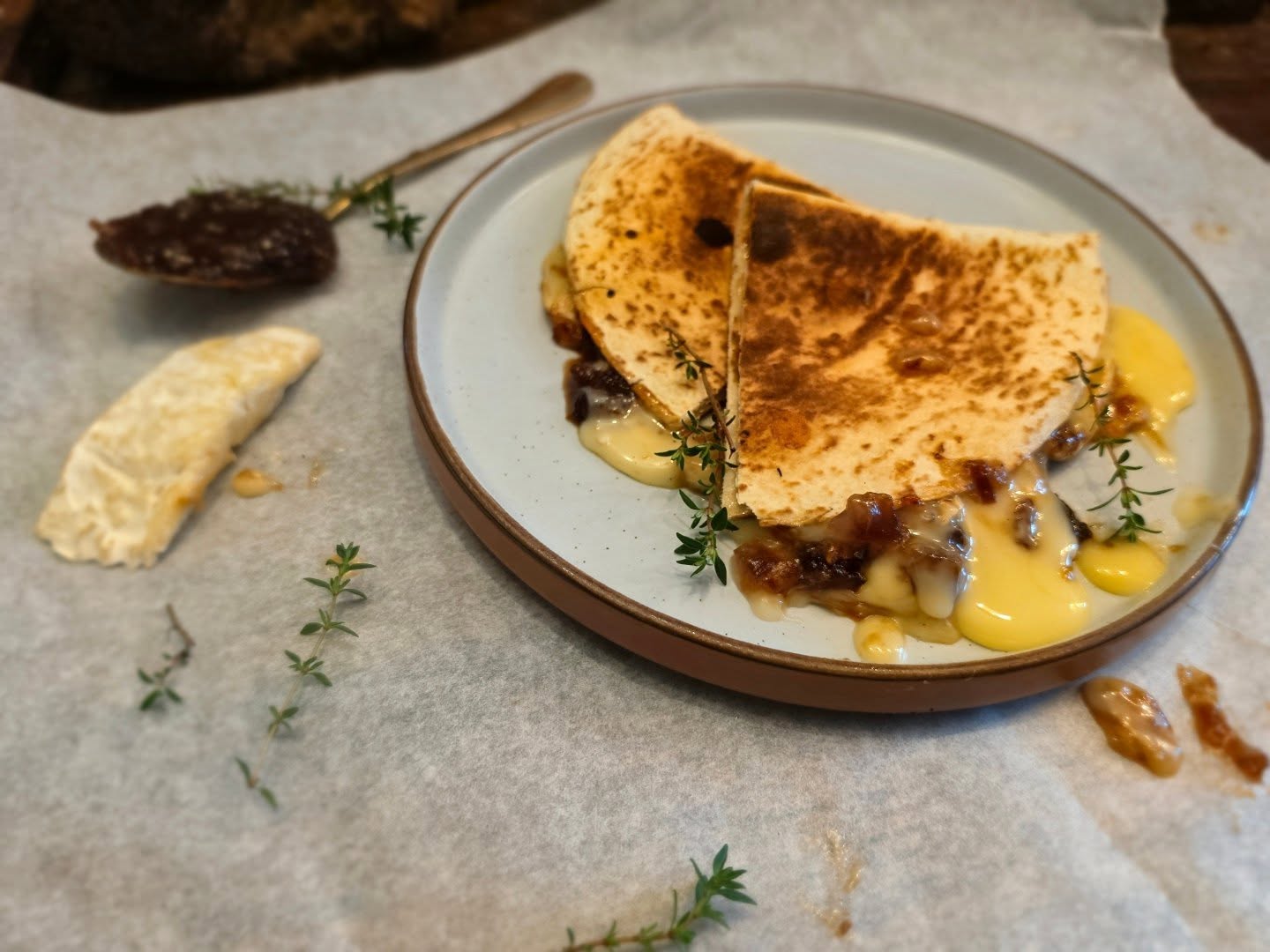 The perfect rainy day, easy lunch ... Quesadillas filled with ooey, gooey, melting Camembert with warmly spiced Apple & Pear Chutney ... Who needs to go out anyway when you can stay in with this deliciousness?
#lunch #cheeselovers #quesadilla #fiodporn #foodie