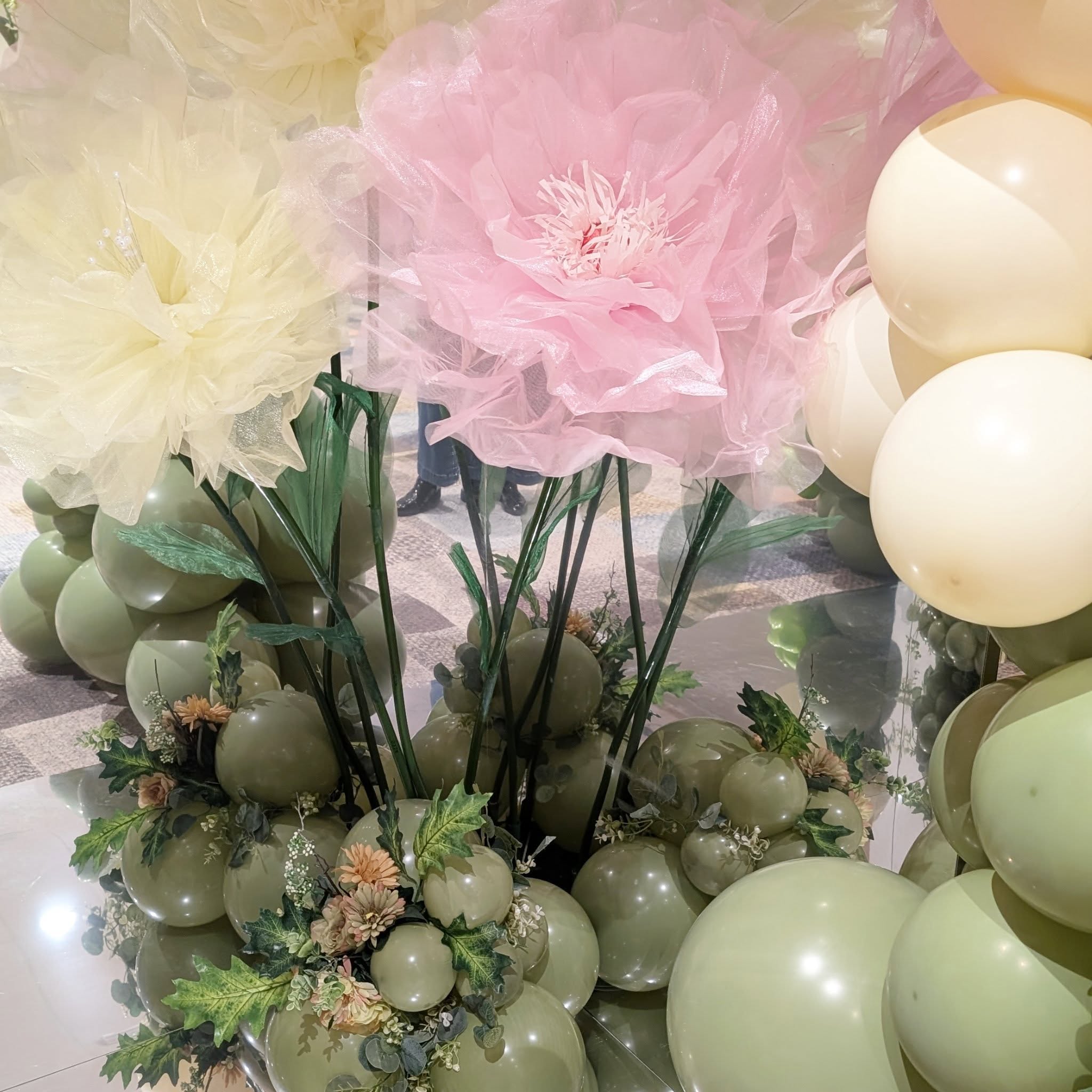 💫Denne glassboksen er designet av meg for å skape en unik og elegant ramme for bilder 📸
Ballonger, blomster og speil gir en drømmende atmosfære – perfekt for uforglemmelige øyeblikk 💕
Hva synes dere om denne settingen? 💭
#fotohjørne #eventdesign #dekorasjon #ballongdekor #glassboks
