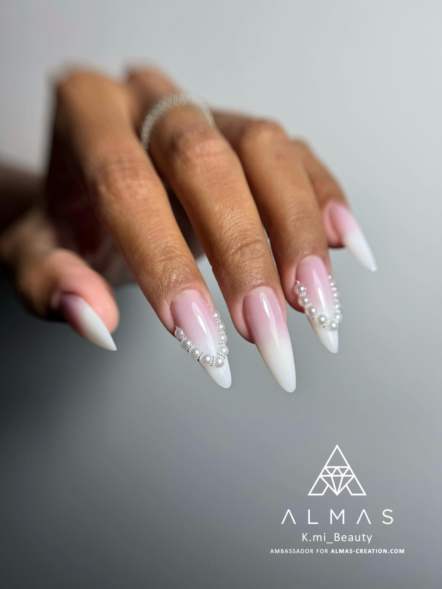 Quelle est votre référence favorite de builder popits Almas? 🥰
Camille a utilisé la référence 2 pour sa pose amande d’une grande élégance. Elle a utilisé les builders Creamy Milky/Soft Cover 4, les perles Yes, I Do, les micro-billes caviar Silver (S) et les finitions Frosted Pink & Master Top Coat. 💖
#babyboomernails❤️ #babyboomersnails #pearlnails #elegantnails #shinynails