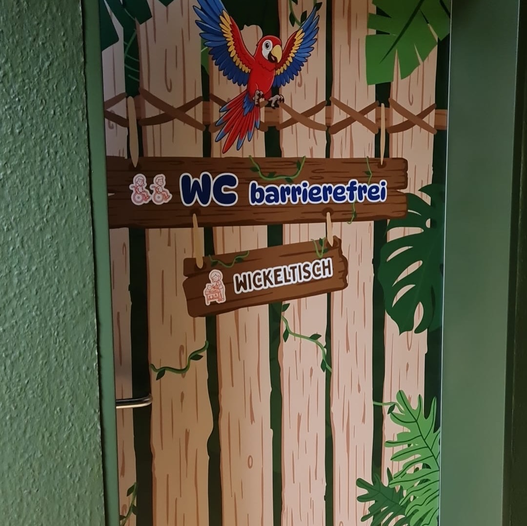 Es wird immer bunter im Mollibär Spielpark! 🐒
Unsere neuen Türen sind da – und bringen richtig Dschungel-Abenteuer mit sich! 🌴
Ob freche Äffchen, bunte Papageien oder spannende Entdecker-Vibes – bei uns gibt es jetzt noch mehr zu entdecken.
Und das war noch längst nicht alles… 👀
Wir arbeiten weiter fleißig an vielen kleinen und großen Erneuerungen, damit euer Besuch bei uns noch schöner wird.
Kommt vorbei und schaut euch alles selbst an – wir freuen uns auf euch! 💛
#mollibär #mollibärspielpark #molbergen