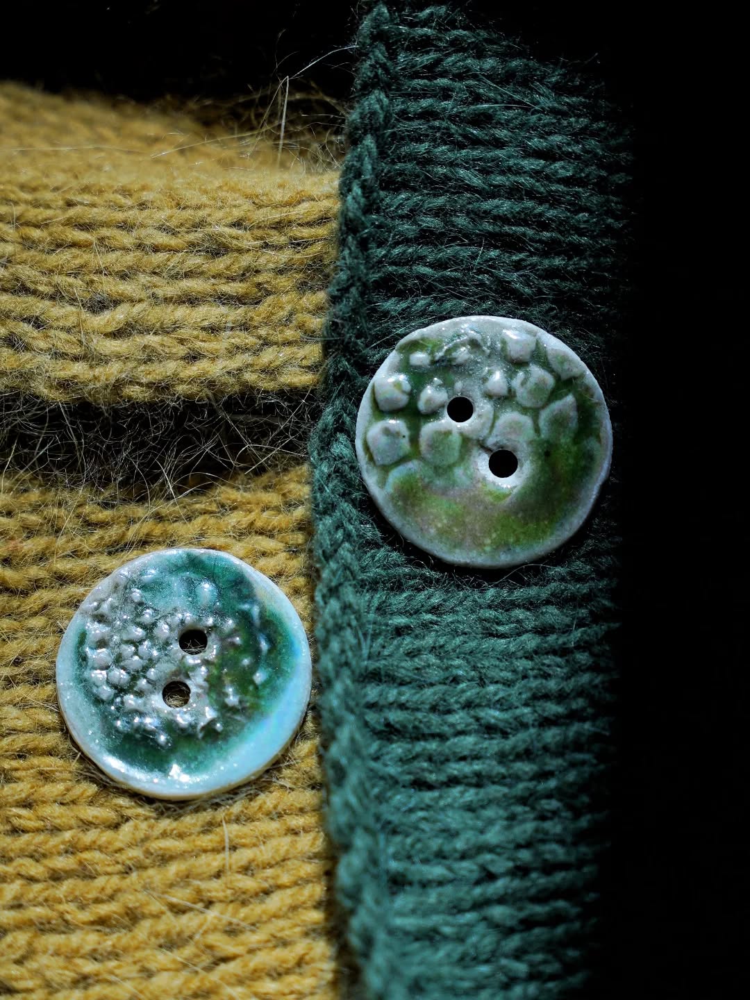 Nous vous avions promis une surprise en rapport avec le dernier Ciné Tricot Jurassic Park 🦕...
Chose promise chose due, voici un petit post avec des cadeaux dedans 😉😘
Tout d'abord, nous voulions vous présenter plus en détails les magnifiques boutons porcelaines réalisés par @ateliercamelir pour l'occasion. Elle a su totalement répondre à notre demande et à notre thème ''texture peau de Dino''. Et cette finition irisée c'est 👌🏻
Du coup, on a eu envie de construire de petits tutos autour de ce bouton si inspirant : le petit Jurassic Bag by @lesmaillesdupanda et le col Dilophosaurus by @encre_violette
Nous vous offrons donc 6 kits cols Dilophosaurus comprenant :
1 pelote @lainesduvalgaudemar fil DUNE Kaki ou Cumin (Merci Marie-Laure 😘)
1 bouton Camelir
La carte Tutos (col et bag)
Pour tenter votre chance dites nous vers quelle couleur de col votre cœur balance : le Cumin ou le Kaki ?
Tirage au sort le 1er Mai pour désigner les 6 chanceux 💚
Dilophosaurus why? Réponse à la fin du Carrousel
#kniteat #gift