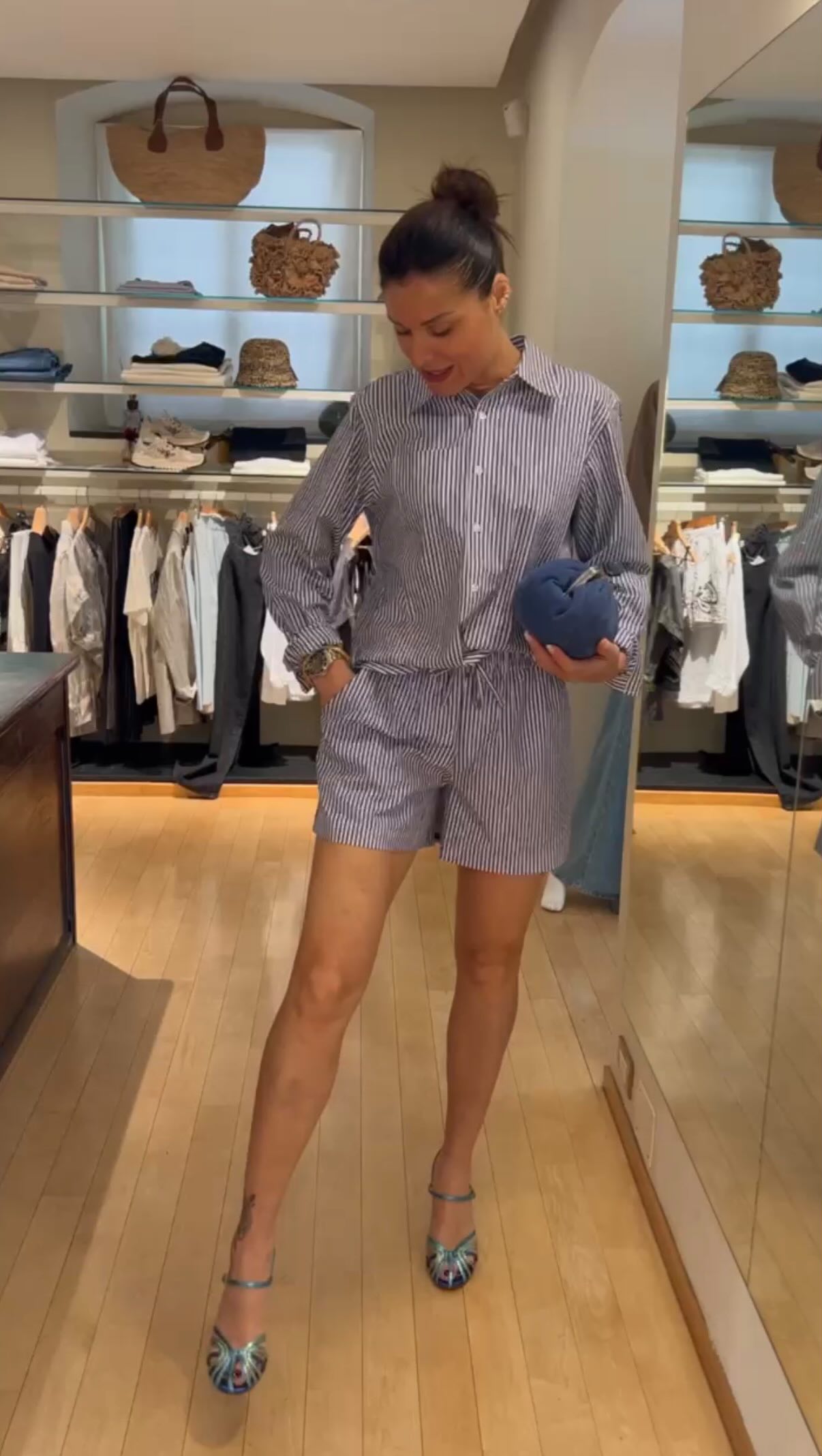 ☀️ viste le giornate di sole, vi presento questo completo di P.A.R.O.S.H. in due versioni!
Non è meraviglioso???
Camicia @parosh_official €336
Shorts @parosh_official €246
Pasticcino bag @weekendmaxmara €239
Top @parosh_official €235
Ginnica @flowermountain_official €239
#parosh #weekendmaxmara #flowermountain #altamoda #abbigliamentodonna