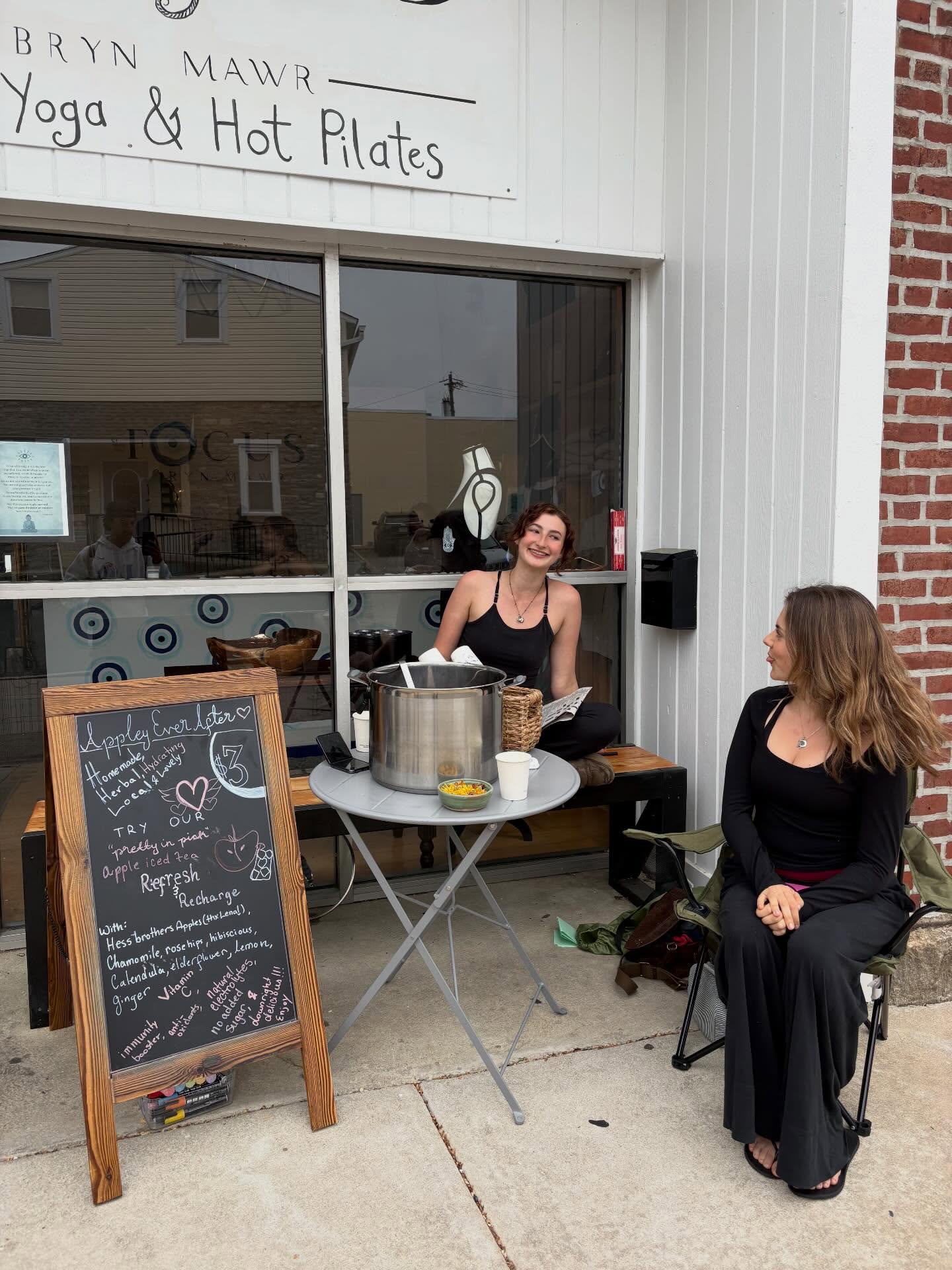 Don’t know what else to say about @miagraddy and @iphymurphy other than y’all are some cool ass humans 🥳
Home made apple tea being sold outside Focus this morning 🥰 Come swing by folks !!
#appleyeverafter #bestemployeesever #saturdayyoga