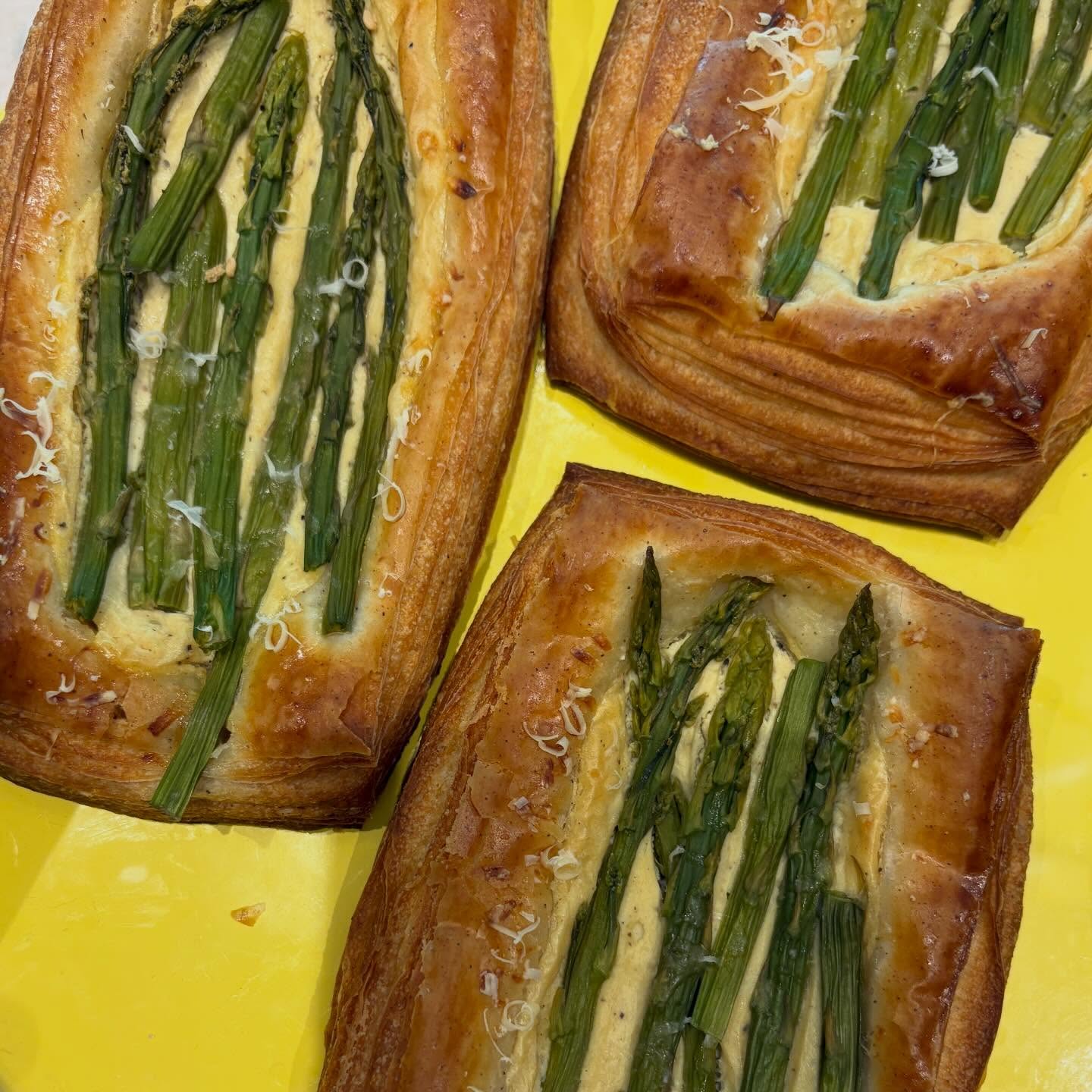 Savory danish in rotation:
Mascarpone Dijon Cream
Roasted baby asparagus
A sprinkle of parm on top ๐