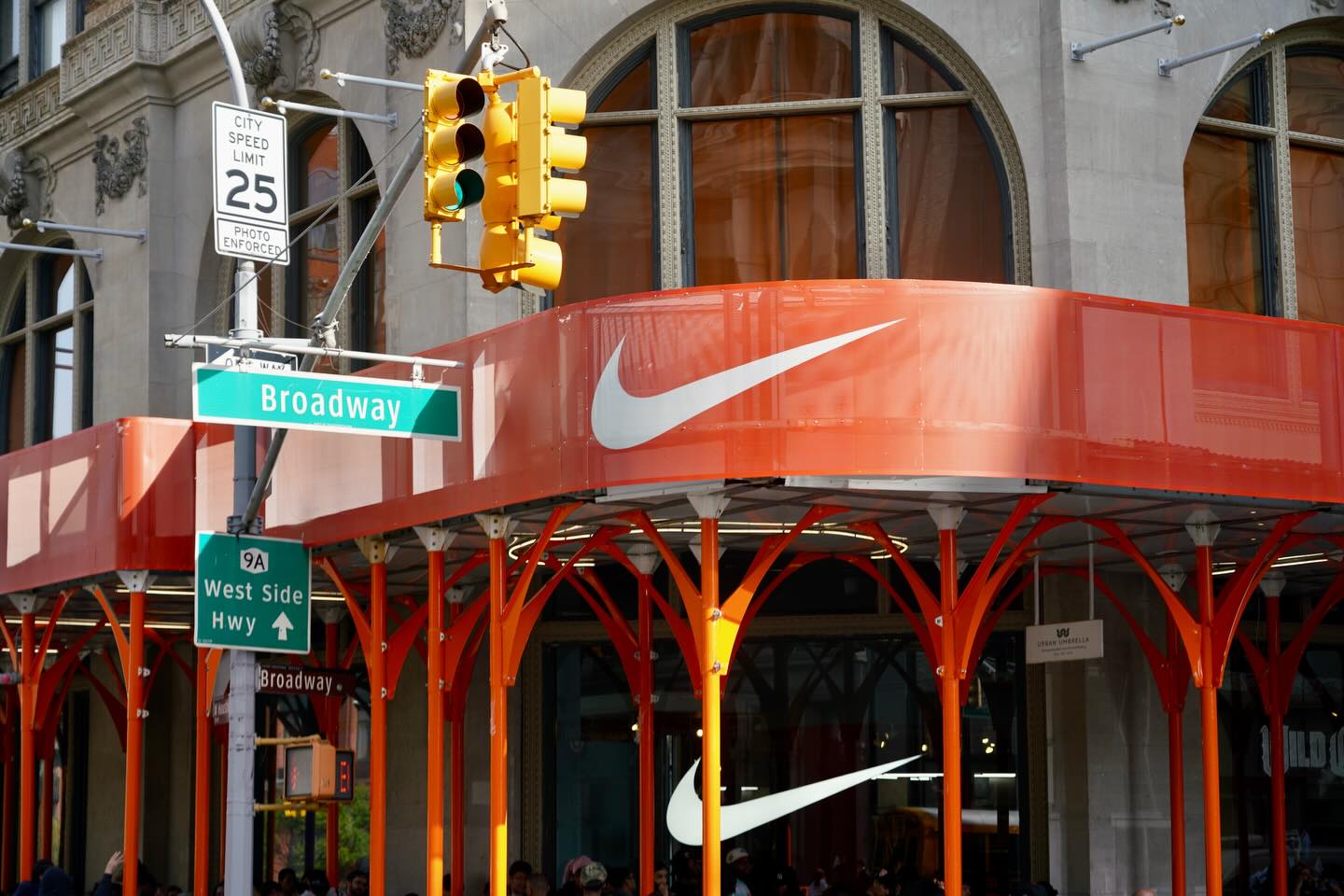Design that enhances the street, amplifies the brands, and commands attention.
#justdoit #nike #scaffolding #newyork #nyc
📸 @bmaltz730