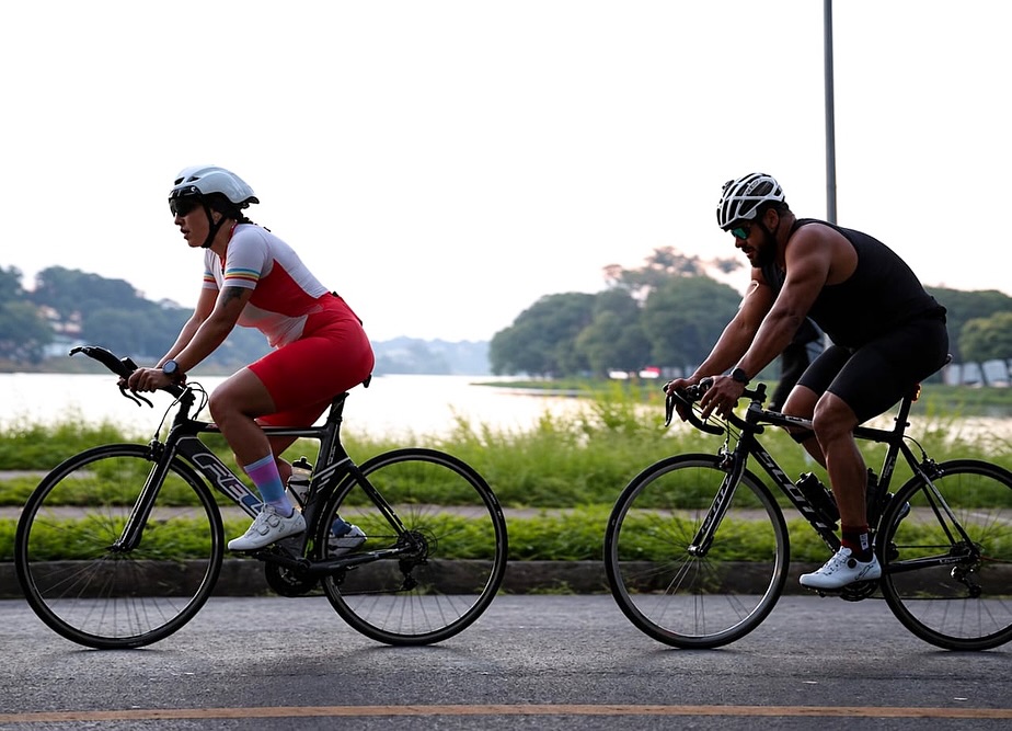 Parar no meio é fácil.
Treinar errado também.
Agora evoluir de verdade… isso é pra quem tem DIREÇÃO.
Treinar em equipe não é sobre companhia.
É sobre pressão, ritmo, responsabilidade.
É sobre ter gente do seu lado que não aceita menos do que você é capaz de entregar.
Sem direção, você só se cansa.
Com direção, você evolui.
Equipe forte não nasce por acaso.
É construída. É guiada.
Agora me conta: COMO ESTÁ A SUA EVOLUÇÃO?
#assessoriaesportiva #treinadora #esporte #vempromeumundo