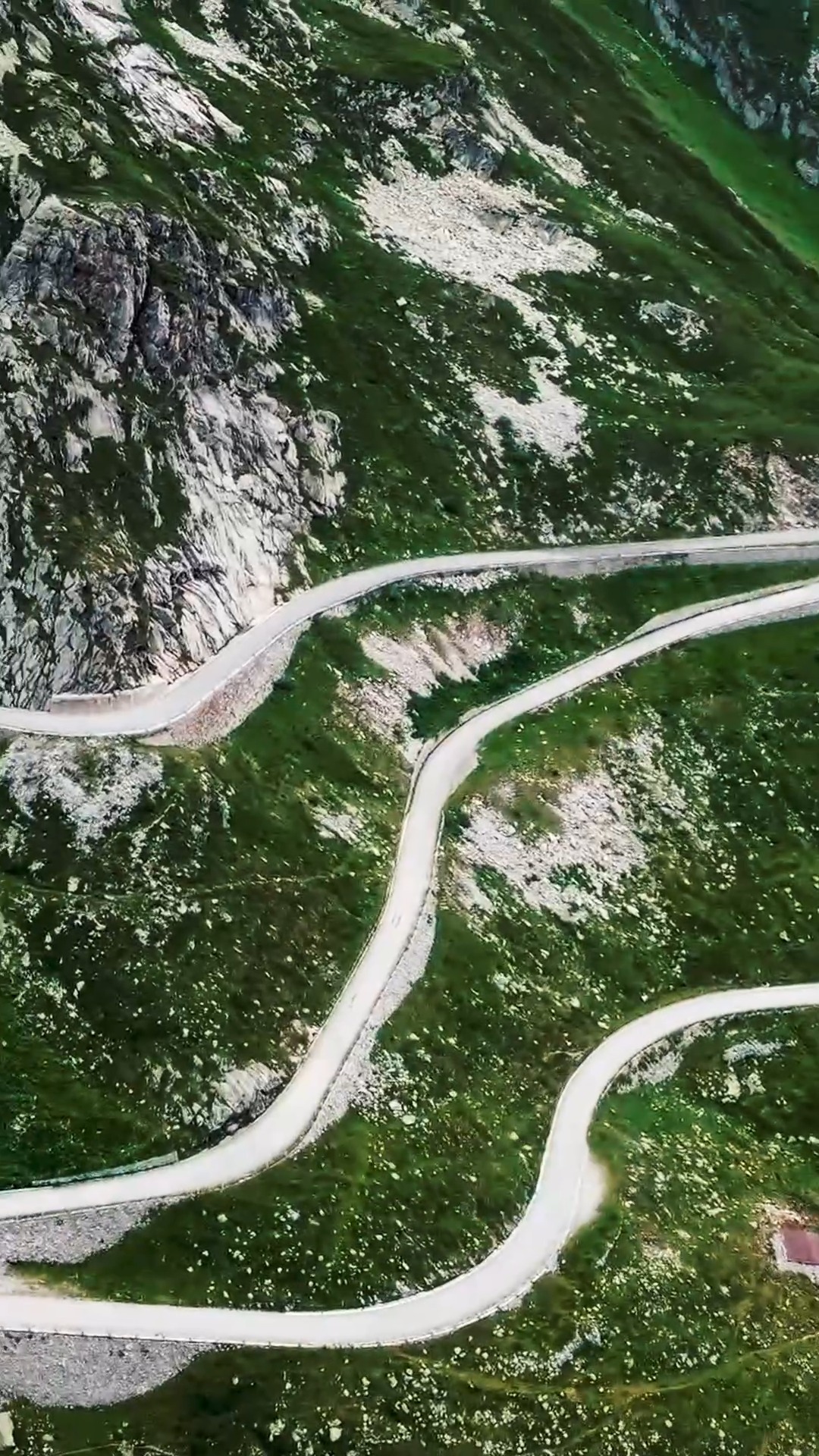 O Passo della Tremola é uma das estradas mais antigas dos Alpes, com seu traçado original em paralelepípedo que transforma a pilotagem em algo totalmente sensorial.
Aqui, não existe pressa.
Existe conexão com a estrada, com o caminho e com tudo o que ela carrega.
Cada subida é um mergulho na história e na essência de pilotar.
#PassoDaTremola #Tremola #AlpesSuíços #EstradasHistóricas #MotoTurismo #ViagemDeMoto #AventuraSobreRodas #EuropaDeMoto #CurvasPerfeitas #RoadTripEurope #ExperiênciaÚnica #Xtrada #ViagemInesquecível