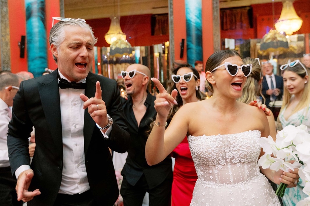 Un mariage peut être très élégant - et surtout fidèle à votre façon d’être.
Pendant la séance couple, quelques minutes peuvent suffire pour créer des images plus “mode” si vous en avez envie et si c’est votre univers. Aucune obligation.
À l’intérieur, je leur ai simplement proposé : « Ça vous dit une photo un peu plus mode ? »
Ils ont souri : « Oui, carrément. » Deux minutes, et c’était fait — et franchement, j’adore le résultat 😍
Et si ce n’est pas votre truc, aucun souci : on part sur du mouvement, de la marche, des échanges, des moments vécus — pour que vous restiez vous-mêmes.
Quelques minutes suffisent. Le reste, c’est la vie🦋
#photographemariagenice #photographemariagecotedazur #mariagealpesmaritimes