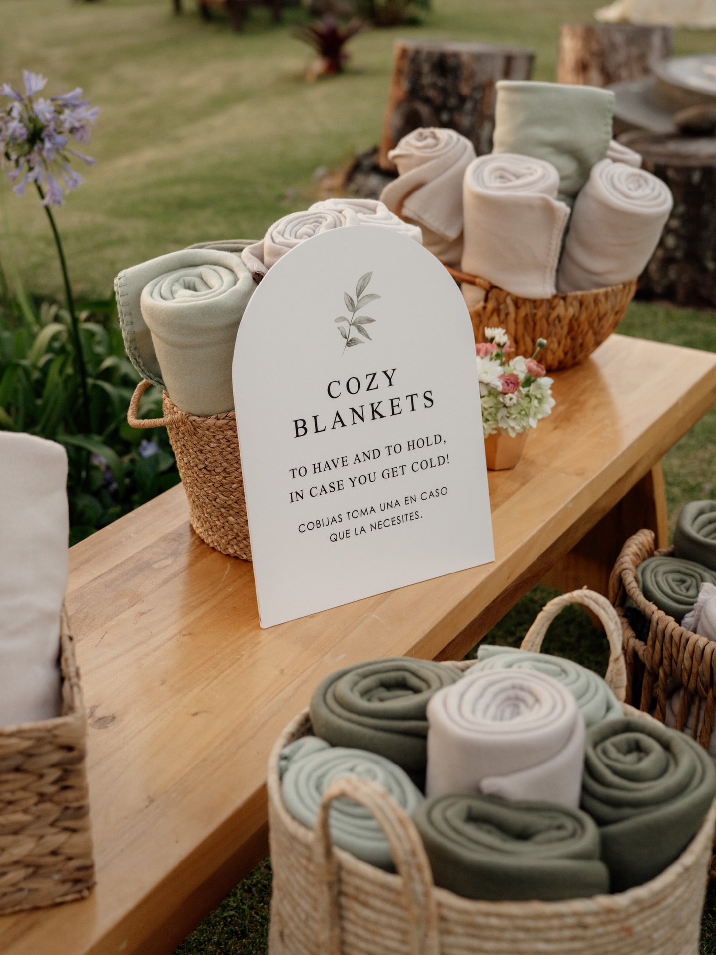 Si la ceremonia es al aire libre, es una linda idea tener mantas para que sus invitados no vayan a pasar frío. Vean que belleza esta estación ✨💖
Planner: @myperfectdaycr