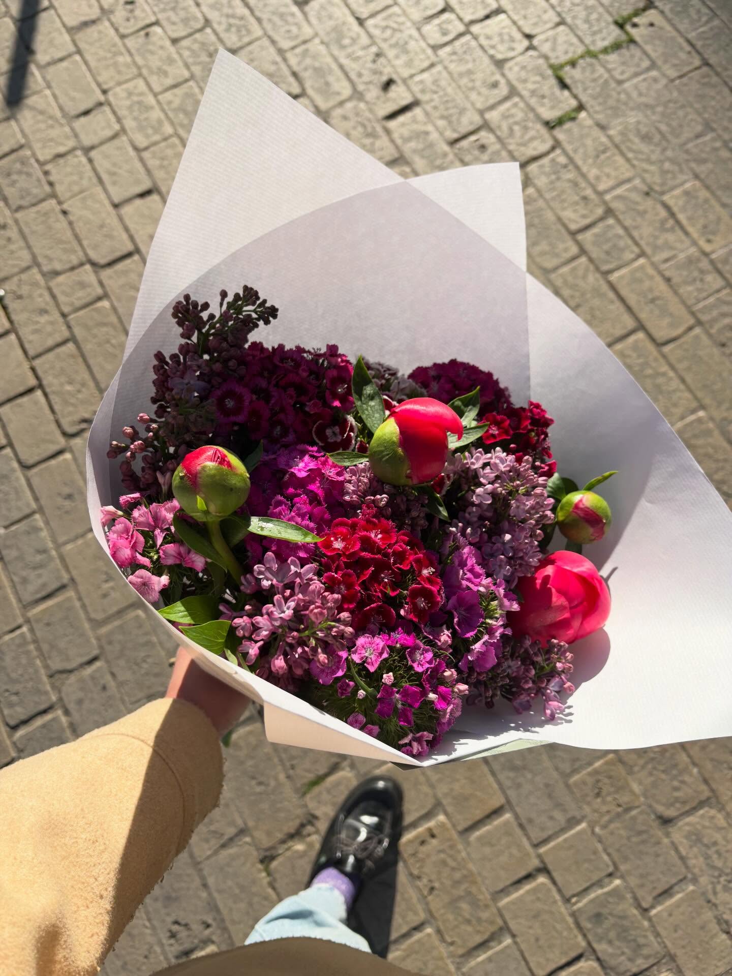 Les pivoines sont bel et bien arrivées dans vos bouquets de saison, agrémentés de lilas et d’œillets de poète ! 💐💐💐
Faites ( vous ) livrer des fleurs pour ( se ) faire plaisir !
Des fleurs partout, tout le temps - depuis 2022•
