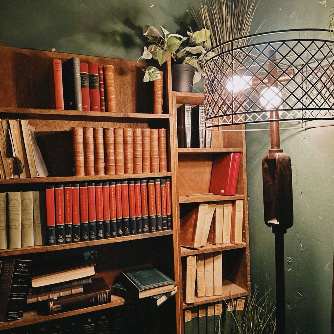 The Last Bookstore is unique in that we’ve always carried new and used books—because each type of book has a different look & feel. Used books tell a story of where they’ve been and where they’re going; new books are creations just starting on their journey. Which do you go for first?
📸:@foto.atbp
#newandusedbooks #usedbooks #savethebooks #indiebookstore #thelastbookstore