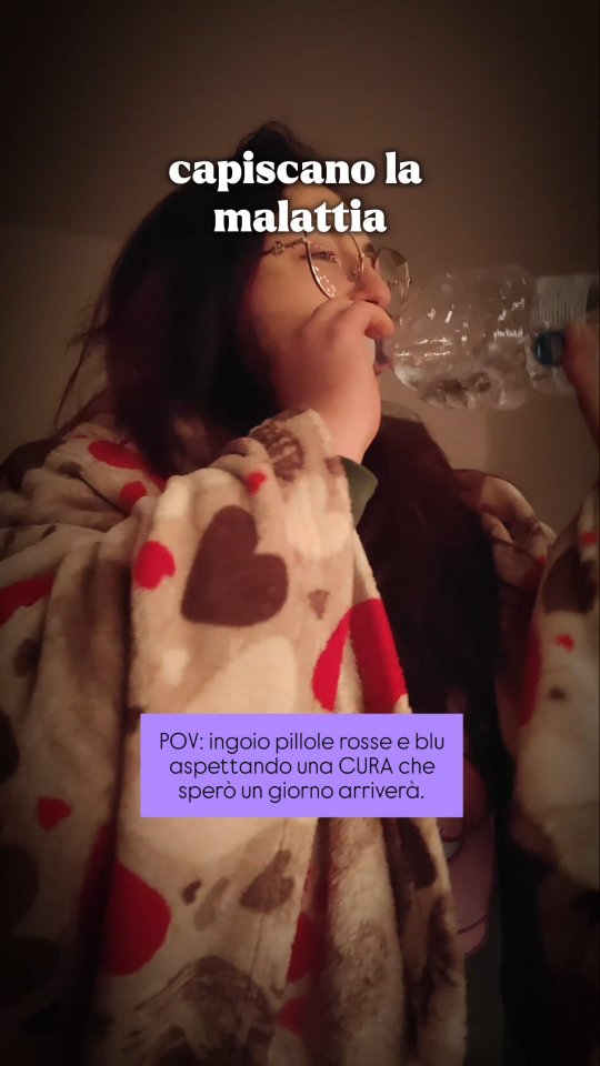 🤌🏼𝑵𝒐𝒏 𝒆' “𝒔𝒐𝒍𝒐 𝒆𝒏𝒅𝒐𝒎𝒆𝒕𝒓𝒊𝒐 𝒇𝒖𝒐𝒓𝒊 𝒑𝒐𝒔𝒕𝒐”.
L’endometriosi viene spesso spiegata così, anche durante le visite mediche: cellule dell’endometrio che crescono fuori dall’utero e sanguinano durante il ciclo.
Yes, but…
Quelle cellule non sono identiche. Sono simili, ma si comportano in modo diverso: più infiammatorie, più invasive, più difficili da “spegnere”.
🩸E soprattutto: non si spengono mai davvero.
Rispondono agli estrogeni, sì. Ma creano infiammazione cronica, attivano il sistema immunitario, e nel tempo coinvolgono anche il sistema nervoso.
Per questo il dolore non è solo “durante il ciclo”.
❤️🔥È un dolore che può diventare costante. Che cambia forma. Che si amplifica.
Non è solo un problema ginecologico.
❤️🩹È una condizione complessa: infiammatoria, ormonale, neurologica, profondamente corporea.
E finché verrà trattata come qualcosa di “locale”, continueremo a sentirci sbagliate quando le soluzioni semplici non funzionano.
🙏🏽E no, non basta “dare una pillola e vedere come va”.
Non basta tamponare.
Serve spiegare. Serve educare. Serve tempo.
🎗Perché il problema non è solo la malattia. È anche il modo in cui viene raccontata.
🥹La ricerca va lenta. L’informazione spesso anche.
🥲E nel frattempo le persone imparano a convivere con qualcosa che non hanno mai davvero capito.
Il tuo corpo non sta esagerando.
Sta comunicando in un linguaggio che nessuno ti ha insegnato a leggere.
💛Endometriosi, Adenomiosi, Fibromialgia, Sindrome di Alcock, Vulvodinia... si influenzano l'un l'altra e avere qualcuno che ti aiuti a comprendere veramente, è necessario.
💭 Il tuo dolore arriva solo con il ciclo o è diventato parte della tua quotidianità?
A che step sei Endosister🥺💛? Ti sono vicina.
#Endometriosi #Adenomiosi #EducareIlPaziente #Fibromialgia #Vulvodinia