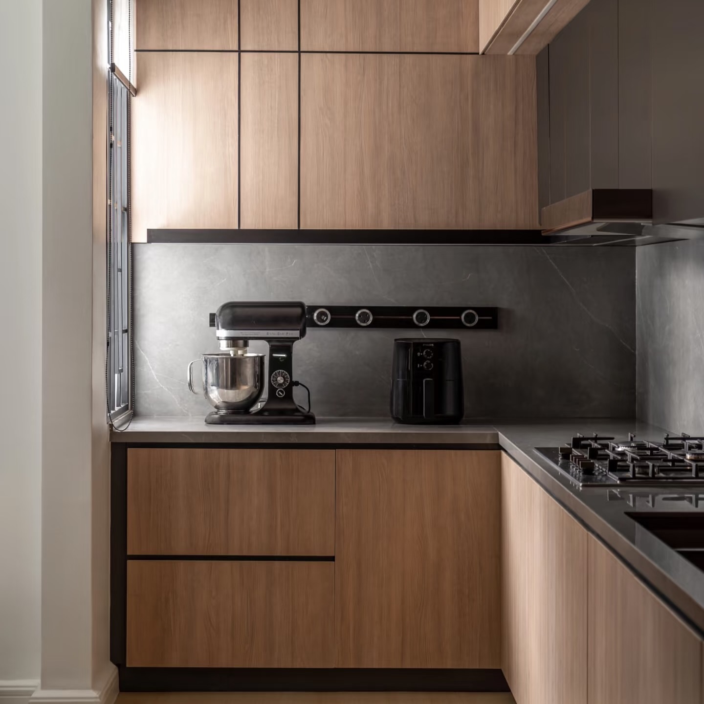 📞 Call/WhatsApp 81003303 Joanne
Upgrade your kitchen to a smarter, cleaner space ✨
Custom-built carpentry with warm wood finishes, seamless storage, and a sleek stone backsplash — designed for both style and everyday functionality.
#KitchenRenovationSG
#ModernKitchenSG
#CondoRenovation
#BuiltInCarpentry
#MinimalistKitchen