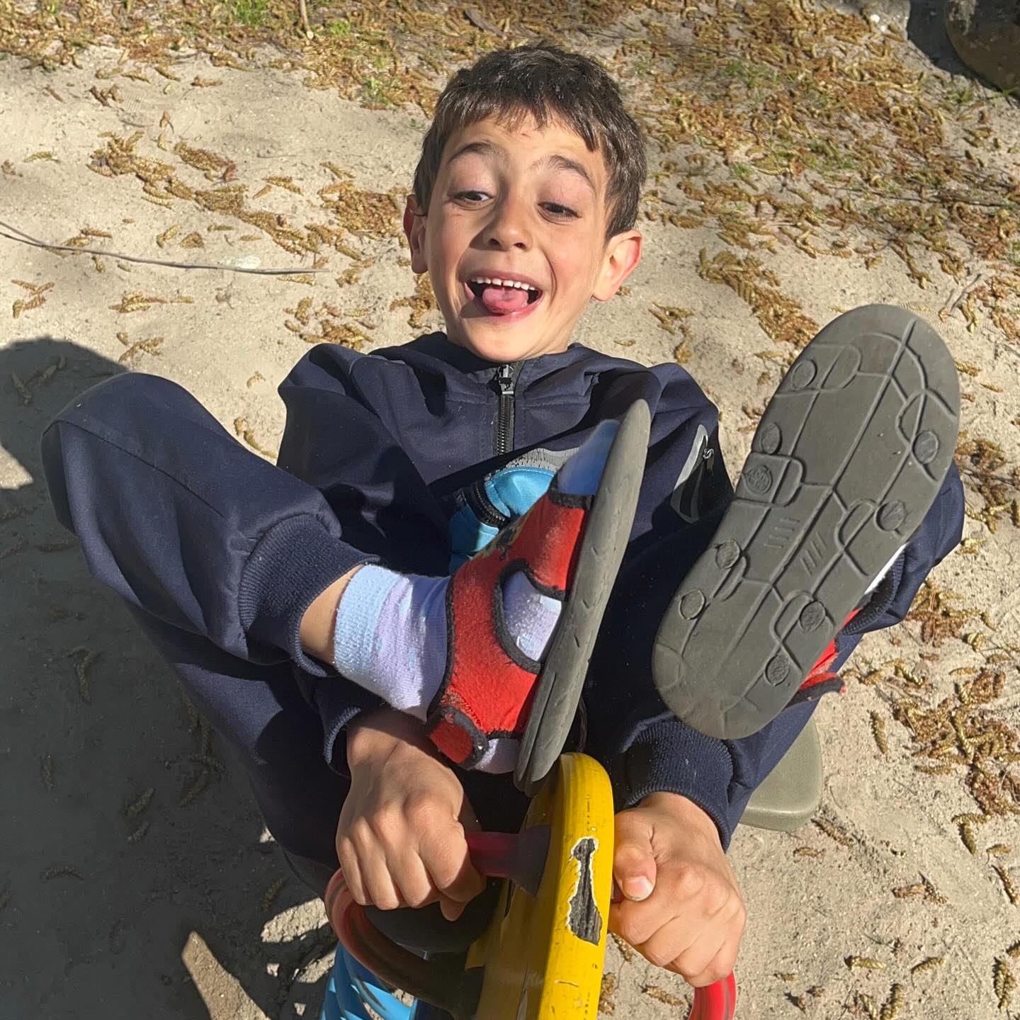 Zwischen Farben, Spraydosen, Karussell, Blumen, Picknick und Schnellerbrille.
Danke an @directhelp.betterfuture für das Ermöglichen unserer Ferien am Heim. Wir hatten Spaß!