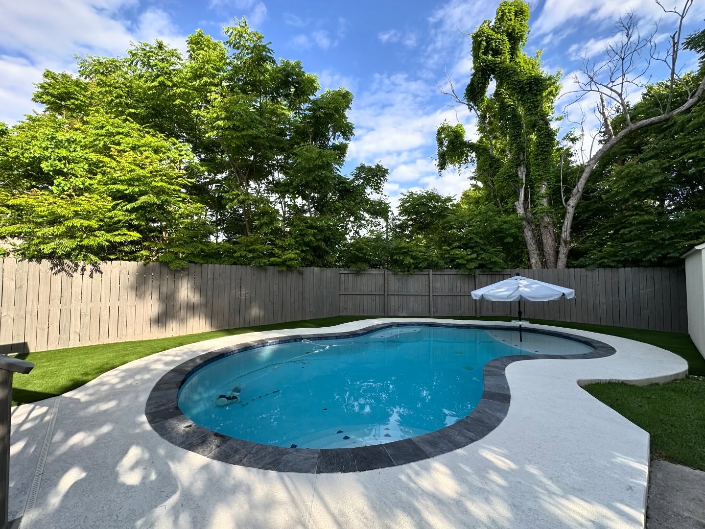 Are you ready to be poolside this summer?! This client is! They have fresh TURF installed and it’s ready to be enjoyed! CALL/TEXT Chase (504)343-3938 to get your TURF installed now! DONT WAIT, we are getting packed with our schedule!
#turf
#turfideas
#landscaping
#neworleans