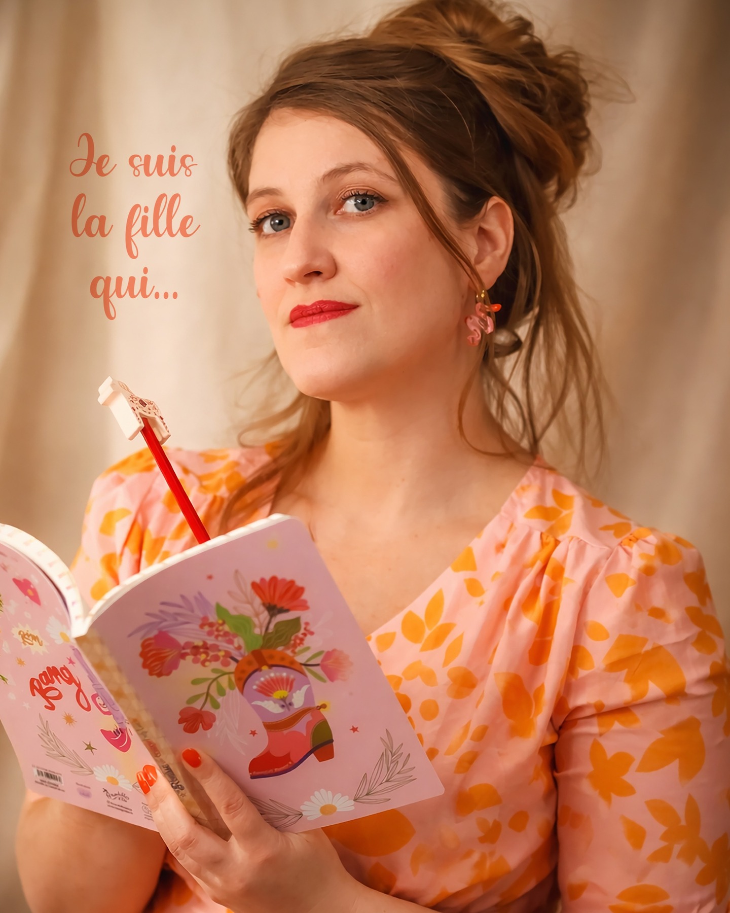 Je suis la fille qui, ce soir, se prête à l'exercice du portrait... (pas simple !)
Je suis la fille qui, en ce moment, se pose beaucoup de questions !!!! (c'est cyclique)
Je suis la fille qui dort difficilement la nuit parce qu'elle a de grands rêves, des idées qui fusent dans tous les sens et un cerveau un peu trop embrouillé pour faire le tri ! (mais il y a toujours un moment ou tout se remet en place!)
Je suis la fille qui fait le tri, en ce moment, pour se préserver, retrouver de l'énergie et se diriger vers de nouveaux projets enthousiasmants.
Je suis la fille qui vous espère toujours présents, à mes côtés, dans l'avenir.
°°°
Je suis Flavie, la créatrice derrière ce compte, une touche à tout, qui veut donner au monde les couleurs et la douceur dont il a bien besoin.
°°°
📸 Merci à @thomas_redcorvus pour cette photo
(Bizarrement quand c'est lui qui me prend, c'est bien plus beau! 😅)
°°°
#creation #meetthemaker #portrait #illustration #faitmain