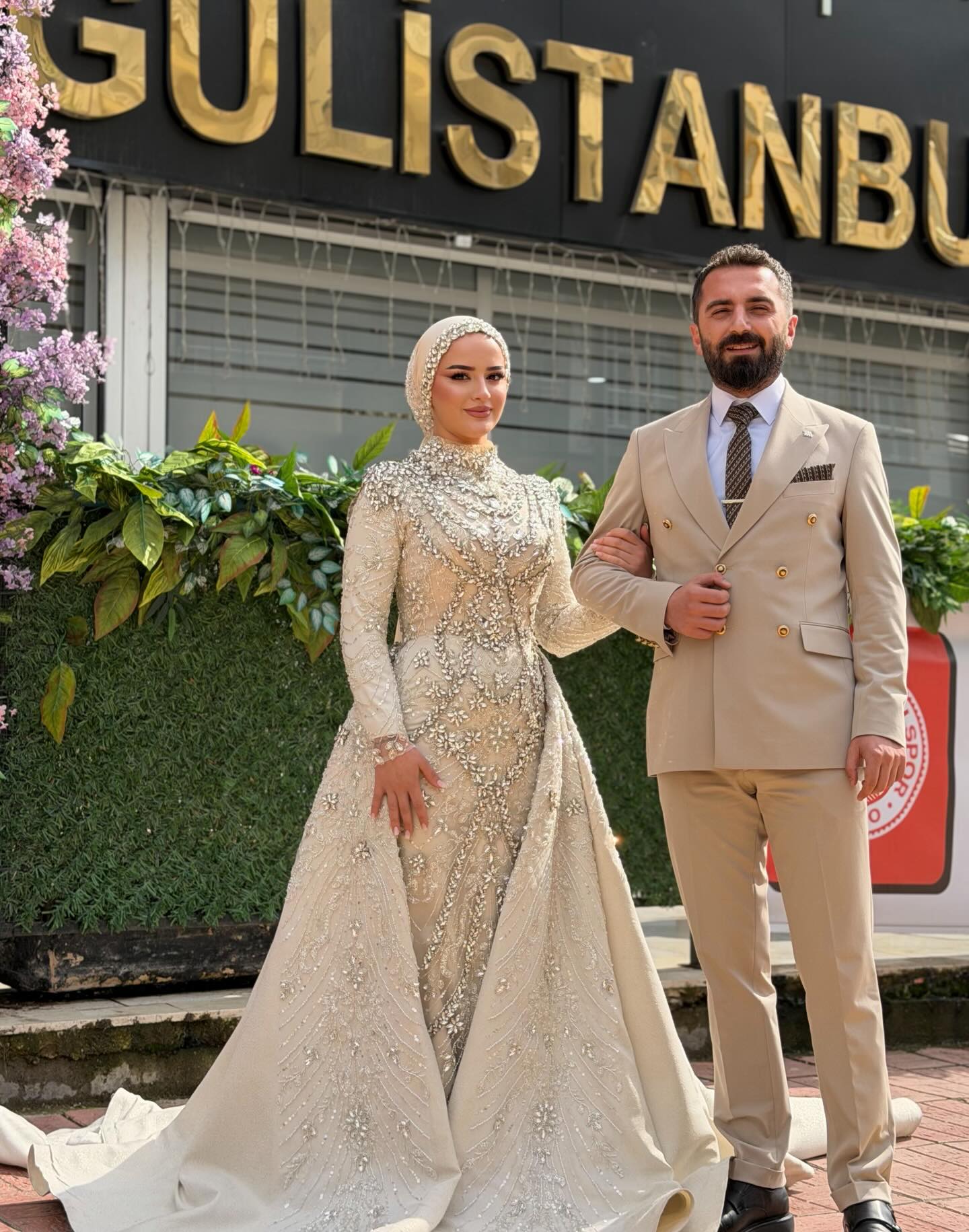 Bebek gibi bir gelin… 🤍
Masumiyetiyle, zarafetiyle ve o ışıltısıyla göz kamaştıran bir nişan hazırlığı yaptık ✨
En güzel anlarına, en özel gününe eşlik etmek bizim için ayrı bir mutluluk…
Sevgiyle bakan iki kalbin en güzel hali 🥹🤍
Siz de en özel gününüzde kusursuz görünmek istiyorsanız, doğru yerdesiniz 💫