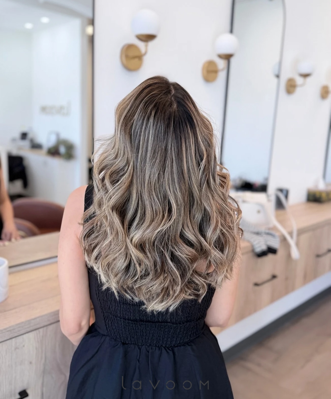 Low maintenance⌠but still giving luxury â¨
Beige ash blonde balayage with a soft root melt = effortless grow-out, soft dimension, and that âalways doneâ look without the constant upkeep đ¤
Because your hair should look expensive⌠even on your laziest days đ
đ˝
.
.
.
#balayage #hairyyc #yyc