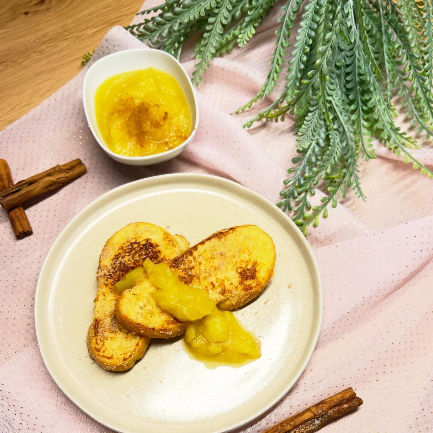 Fotzelschnitten mit Apfelmus
Ein echter Kindheitsklassiker: Fotzelschnitten
Früher entstanden aus der Not heraus – heute geliebt wie eh und je.
Altes Brot wird in Milch und Ei getränkt, angebraten und so vor dem Wegwerfen gerettet.
Ein süsses Beispiel dafür, wie aus Resten etwas richtig Feines wird.
Zur Erklärung: Fotzelschnitten sind ein traditionelles Gericht aus der Deutschschweiz – im Grunde die schweizerische Variante von „Arme Ritter“.
Zutaten für 2 Personen:
Apfelmus:
500 g Äpfel, geschält & gerüstet
0,5 dl Wasser
½–1 EL Zucker (nach Gusto)
Fotzelschnitten:
4 Scheiben „altes“ Brot oder Zopf
1 dl Milch
1 Ei
Butter zum Braten
2 EL Zucker
½ TL Zimt
Zubereitung:
Zuerst das Apfelmus kochen. Dafür die geschälten, klein geschnittenen Äpfel mit Wasser und Zucker aufkochen und zugedeckt weich kochen.
Danach nach Belieben pürieren.
Sollte das Apfelmus zu dick geraten, kann mit ein wenig Wasser verdünnt werden.
Für die Fotzelschnitten, Milch und Eier verrühren und in einen tiefen Teller geben.
Brotscheiben darin wenden, sodass sie gut durchtränkt sind.
Butter in einer Bratpfanne schmelzen und die Brote beidseitig goldgelb braten.
In einem zweiten Teller Zucker und Zimt mischen und die Fotzelschnitten zum Schluss darin wenden.
Mit Apfelmus anrichten und geniessen.
En Guete!
#thekitchenwitches #fotzelschnitten #apfelmus #apfel #brot