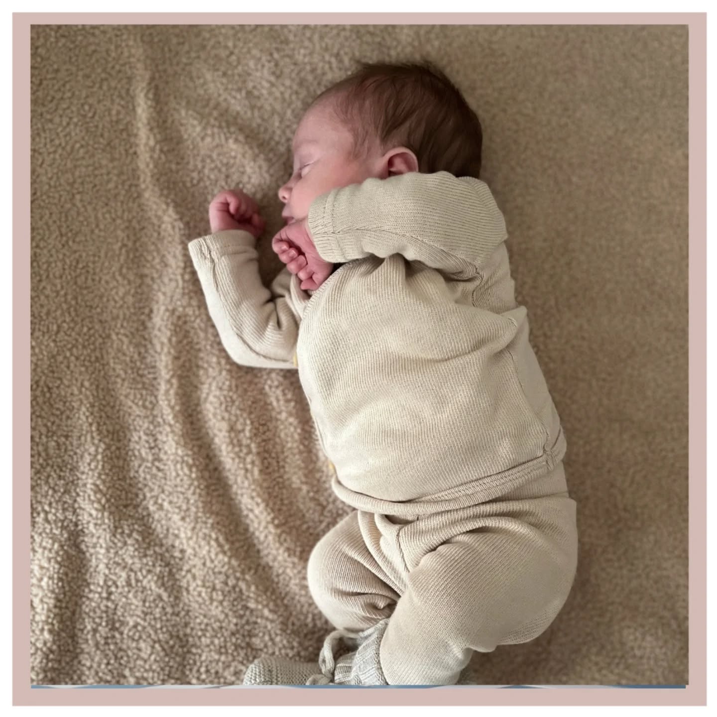 WELKOM JUUL! 🩷
Dit lieve meisje is geboren op 13-3-2026 om 07:12u. Precies op de verjaardag van haar opa én overgroot opa, wat een toeval! 🥰 Ze woog 3735 gram bij de termijn van 39 weken en 4 dagen.
We kenden Michelle en Sander al van de zwangerschap van Morris. Dit keer kregen ze een meisje. Deze zwangerschap vloog voorbij en het ging erg goed.
Op de vroege ochtend belde Sander naar Tessa omdat de weeën waren begonnen. 📞 Tessa zat al in de auto en beloofde dat ze er zo snel mogelijk aankwam. Bij aankomst vond Michelle het heel pittig. Ze had pijnlijke weeën die doortrokken naar haar benen. We spraken af een plannetje te maken en eventueel pijnstilling te regelen. Toen we de controles deden werd duidelijk dat Michelle al heel ver was en dat in de auto stappen geen optie meer was. Michelle had al volledige ontsluiting! Dit was wel even schakelen, maar ook heel fijn dat het einde al in zicht was! 💪 We zetten alle spullen klaar en braken de vliezen. 💦 Michelle beviel heel vlot op handen en knieën en Juul deed het super goed! Wat ben jij onwijs sterk Michelle! 🤩
Na de bevalling verloor Michelle helaas meer bloed dan normaal, iets wat we helaas wel eens vaker zien bij een hele snelle bevalling. We verplaatsten naar het ziekenhuis, waar ze extra medicijnen kreeg. Gelukkig ging het daarna al snel beter met Michelle. Sander kwam even later met Juul op de kamer. De volgende dag mochten ze naar huis en was het gezin weer compleet. 🩷
Lieve Michelle, Sander en Morris. Van harte gefeliciteerd met jullie prachtige dochter en zusje. Geniet van jullie gezinnetje. Veel geluk! Veel liefs, Team LEV 😘
#babygirl #welkomkleintje #verloskundige #bevalling #grotebroer