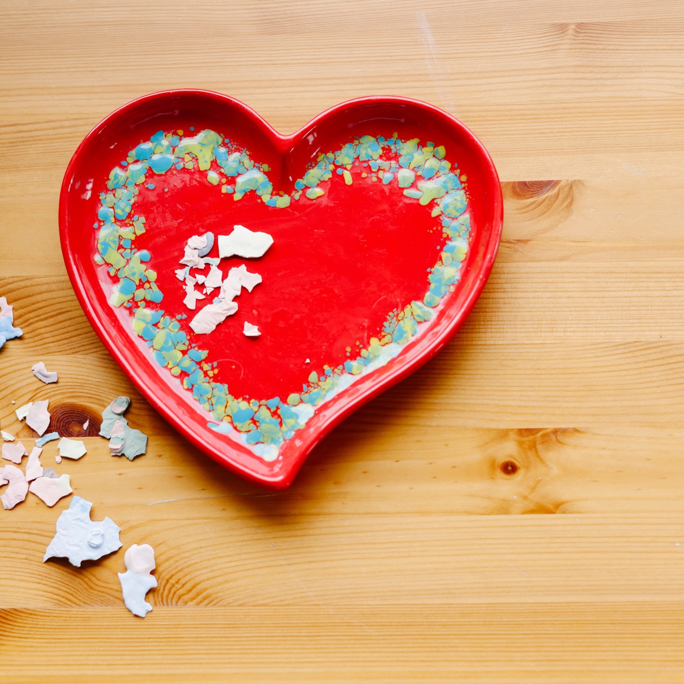 This Mother’s Day, make something she’ll actually keep.
A bought gift fades. A plate, a mug, a vase you painted with your own hands, your own lines stays on her table and tells a story every single day.
Walk into Creative You Studio in Thalwil or Zug during opening hours and paint her something real. No experience, no booking, no pressure. Just you, some paint, and something worth giving.
Because the best gifts aren’t bought. They’re made.
🕐 Just walk in during opening hours