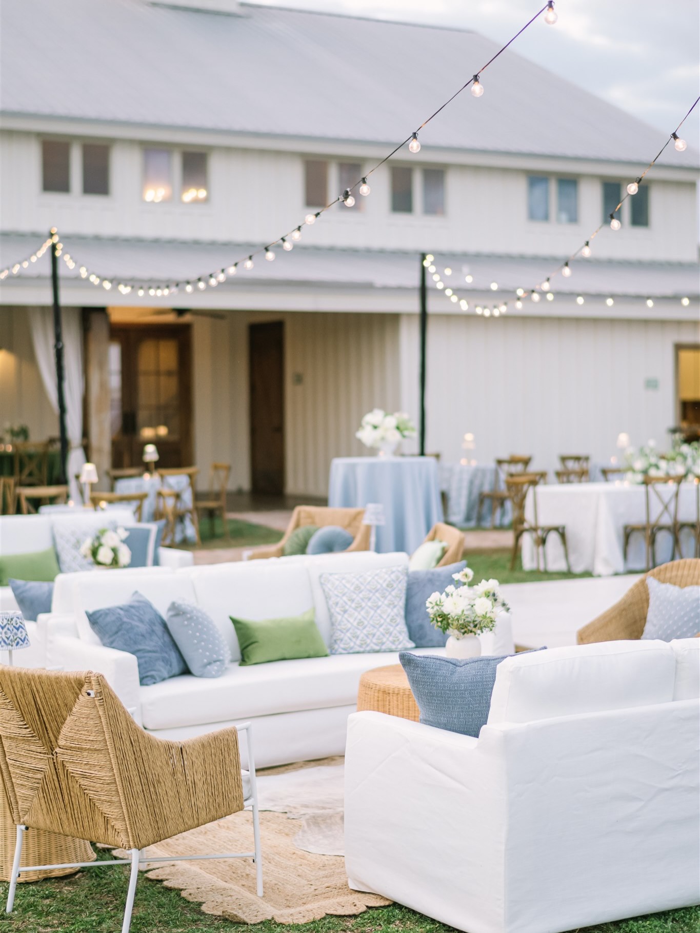 Reception details for Karrigan and Bryceπ
Bride: @karrigan_audrey
Venue: @thewhitemagnolia
Florals, Decorating, Planner: @angelamarieevents
Photos: @whitneymariephotography
Coordinator: @thesouthernveil
Rentals: @exploreelement
Band: @mustachetheband