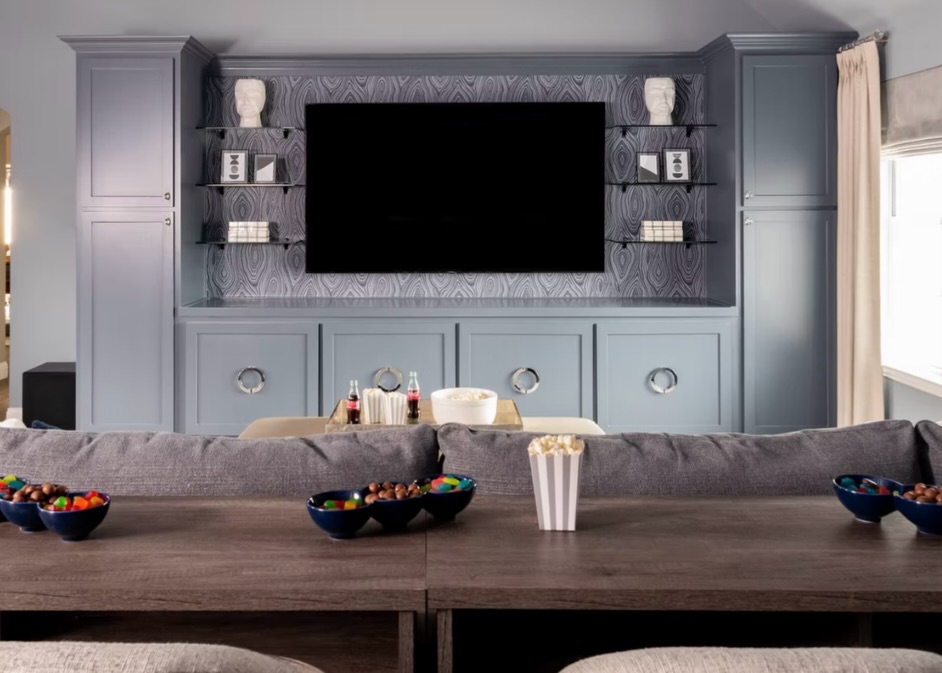 A rainy week = the ultimate recipe for staying in.
A perfect Friday night, by design—equal parts comfort, contrast, and a little indulgence. Snacks included. 🍿
#movienight #stayin #homedesign #rainyday #dallashome