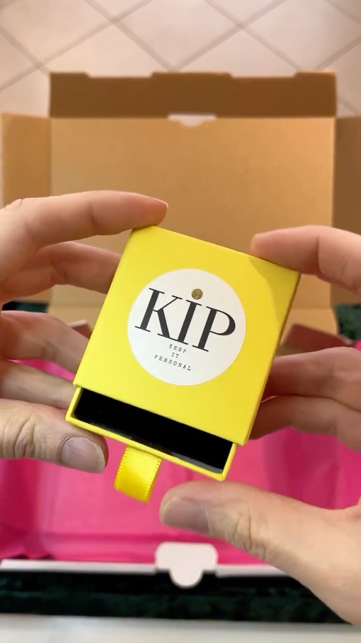 Jede Bestellung ist ein kleines Ritual 🙏❤️
Every order is a little ritual ❤️🙏
.
#thirdeyechakra #handmadewithlove❤️ #asmr #unpacking #schmuckliebe