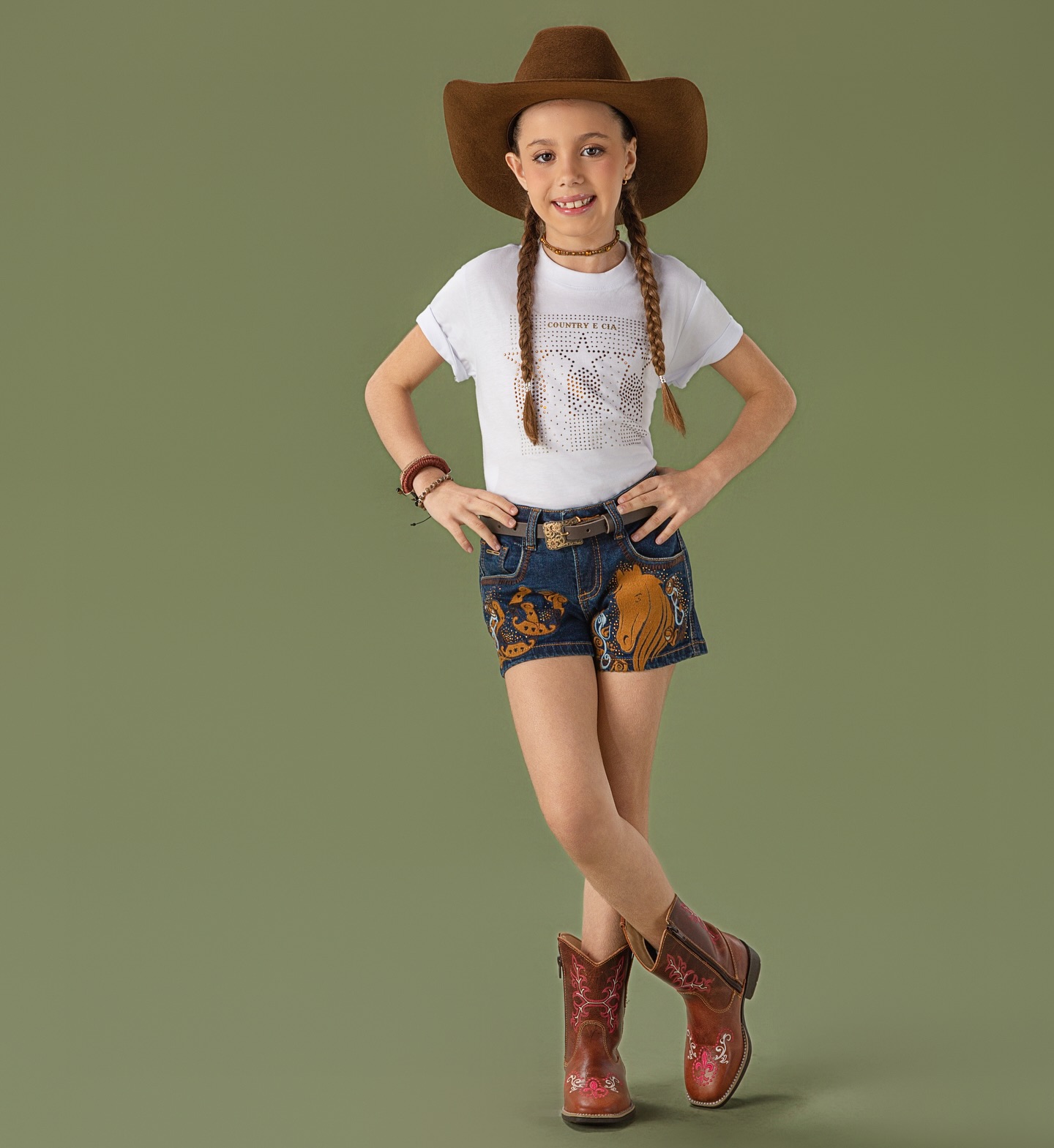 SHORTS HORSE KIDS 🤠🤎
Um shorts pensado para mini cowgirls apaixonadas pelo universo country. O modelo ganha destaca pelos bordados de ferraduras e cavalos, que ganham vida em tons de mostarda, com aplicações em termocolante que trazem ainda mais charme e destaque aos detalhes.
#horsehorizon #minicowgirl #modacountry
