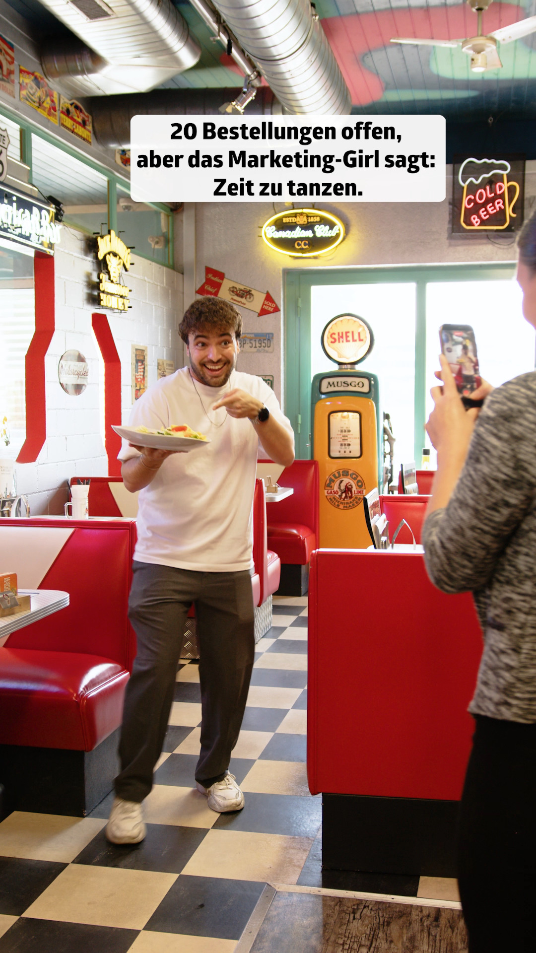 🎥🙄 „Mir müend no schnell es TikTok mache…“
#RestaurantLife #GastroLife #WorkHumor #NewYorkCafe #burger