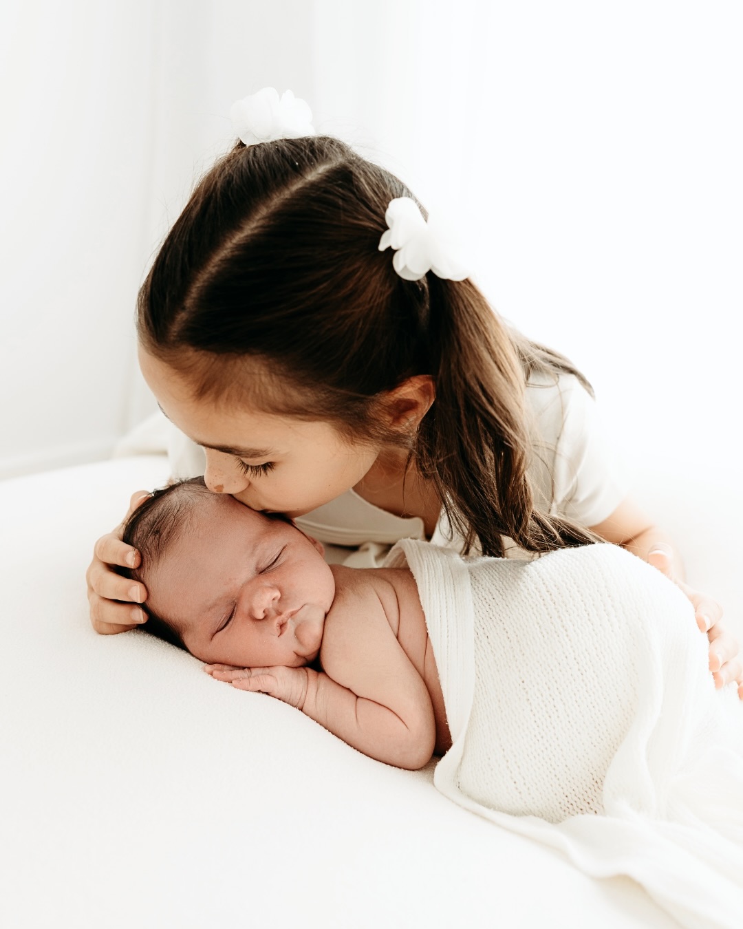 You all lost the plot when I shared this sibling pic to my stories so it’s only right that it makes the feed up at #1. Siblings shots are hard to nail.. trust me.. so when her older sister came in loving so gently on Ellie, I was veryyyy excited 😍. A dreamy little chicken, and her name is pretty cute too #totallybiased 🤍
-
#brisbanefamilyphotographer
#brisbanenewbornphotographer
#brisbanematernityphotographer
newbornphotography
newbornphotographerbrisbane